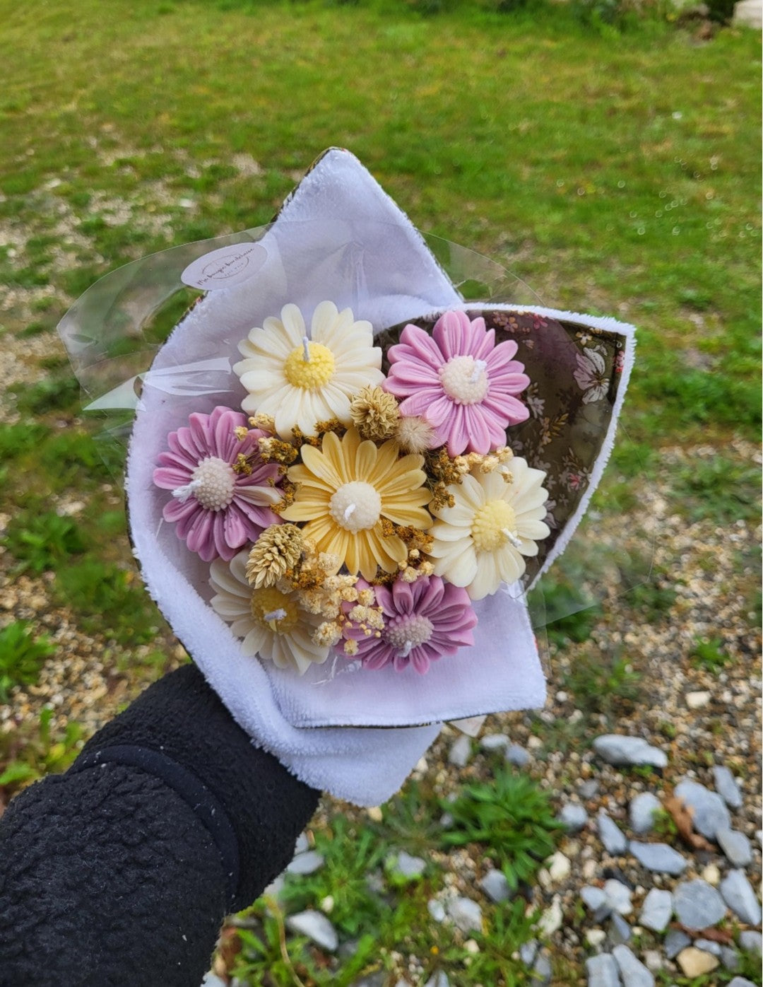 Bouquet de fleurs et torchon