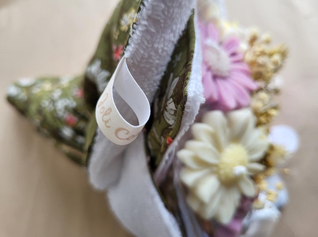 Bouquet de fleurs et torchon