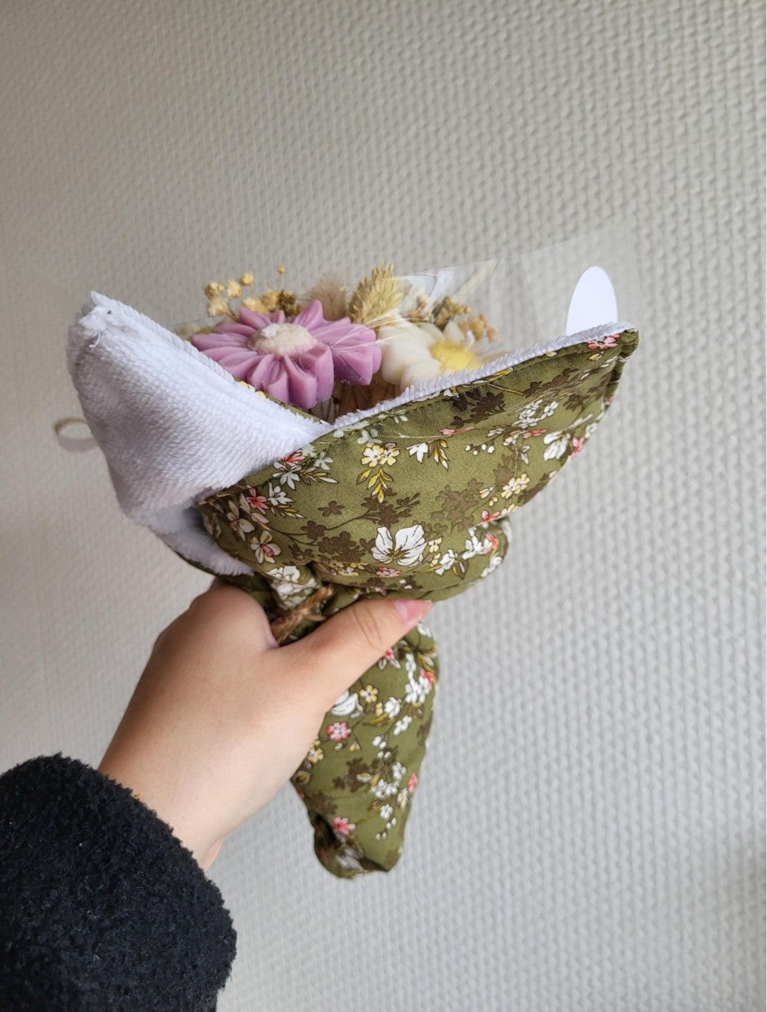 Bouquet de fleurs et torchon