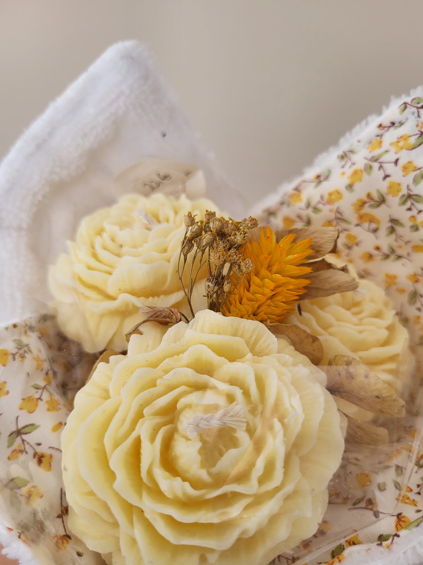Bouquet de 3 fleurs en bougie et torchon