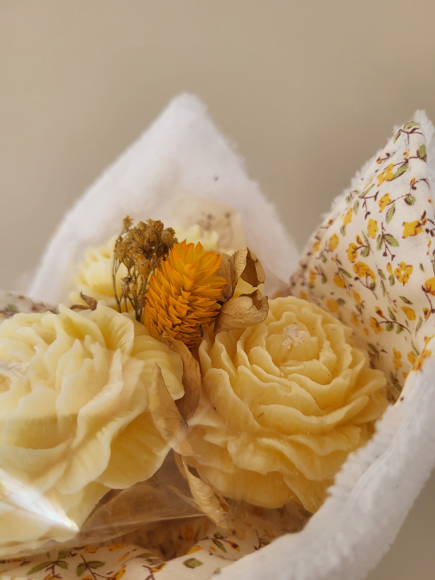 Bouquet de 3 fleurs en bougie et torchon