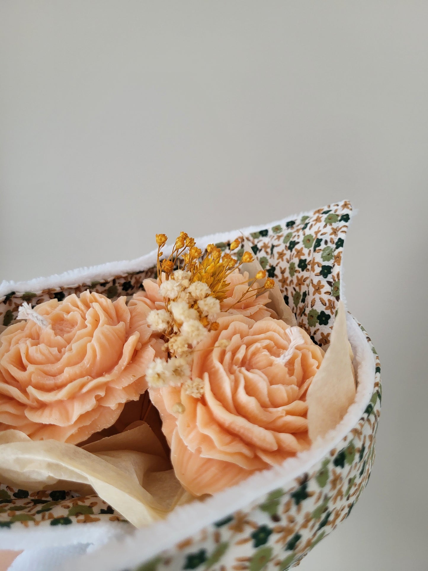 Bougie décorative - Bouquet de pivoines et son torchon