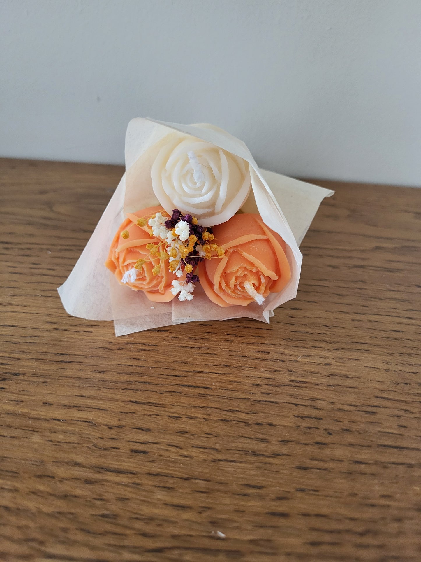 Bouquet de 3 roses en bougies - taille S (orange-blanc)