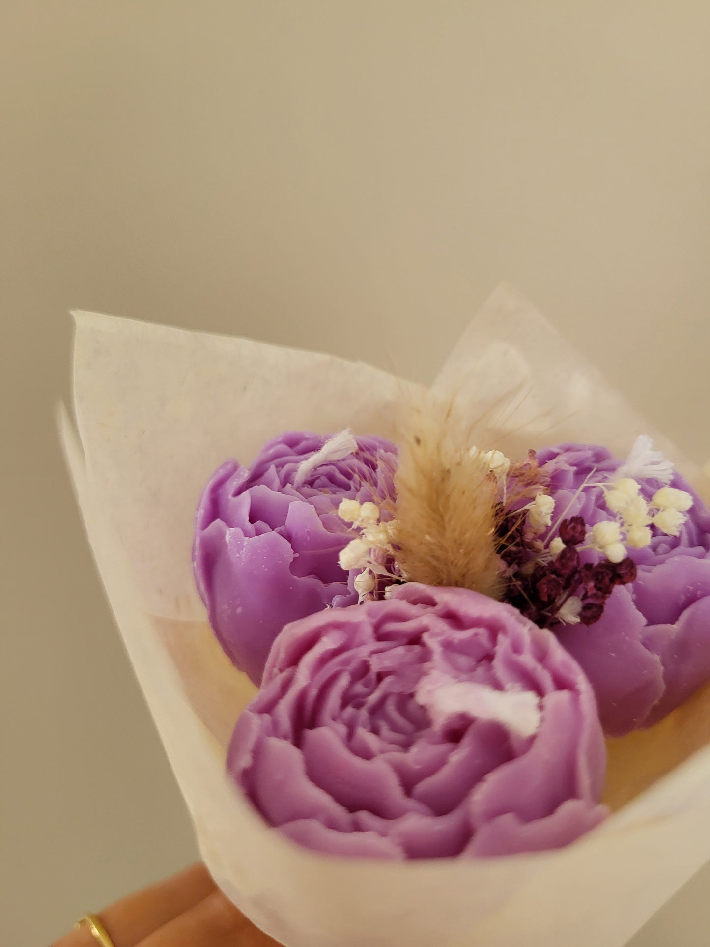 Bouquet de 3 pivoines en bougies - taille S (violet)