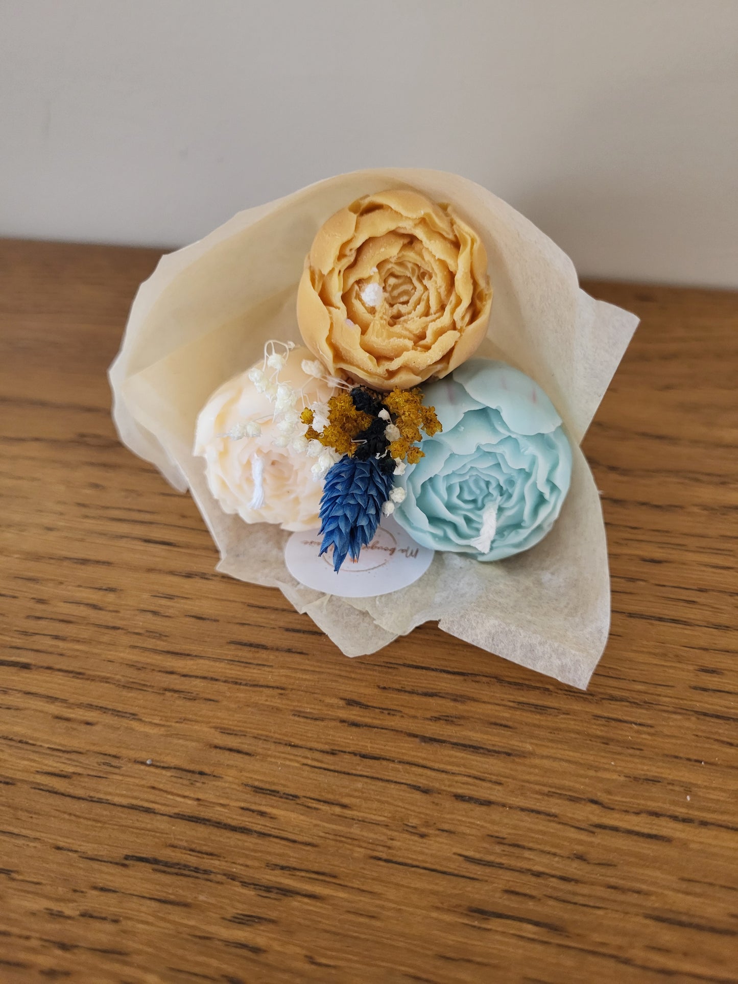 Bouquet de 3 pivoines en bougies - taille S (bleu-bronze-blanc)