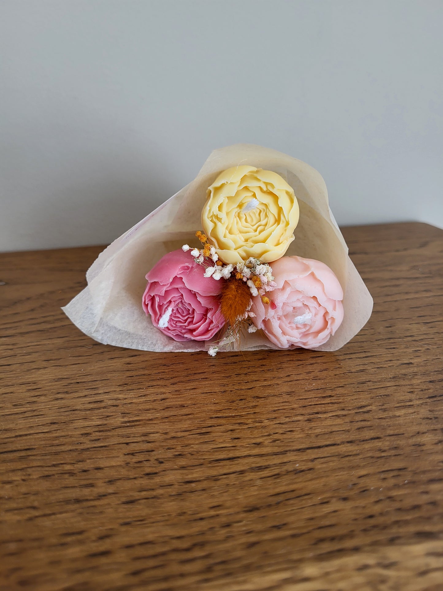 Bouquet de 3 pivoines en bougies - taille S (nuances de rose et jaune)