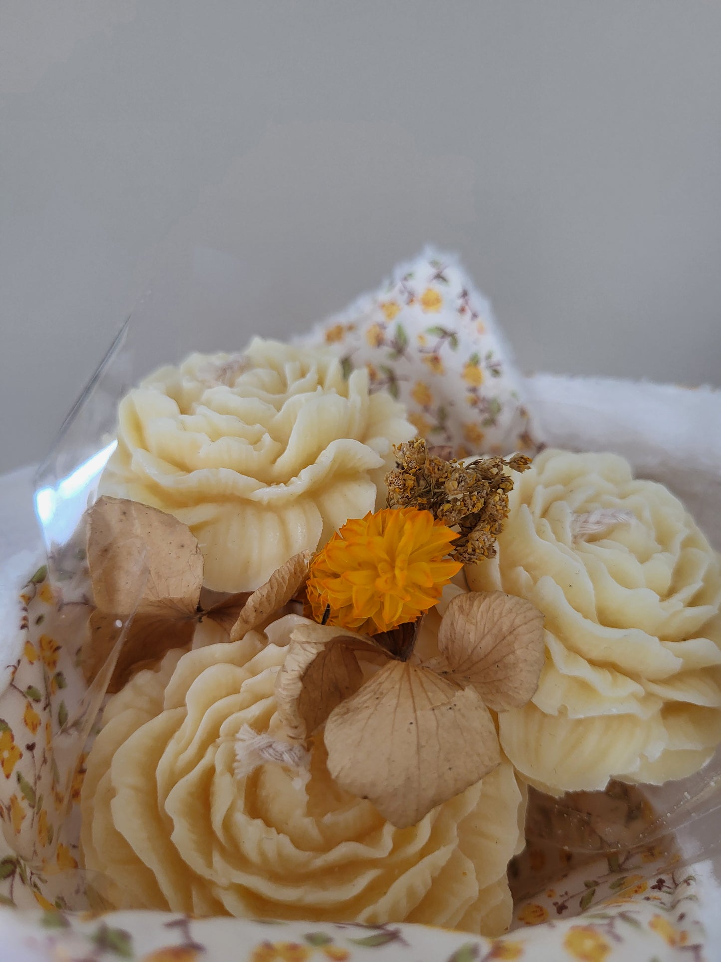 Bougie décorative - Bouquet de pivoines et son torchon
