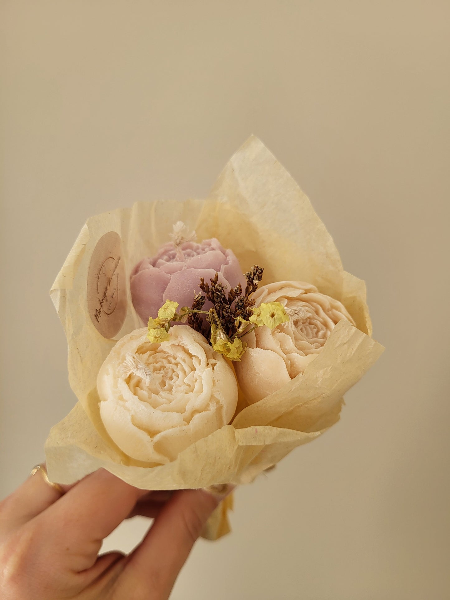 Bouquet de 3 pivoines en bougies - taille S (beige et parme)