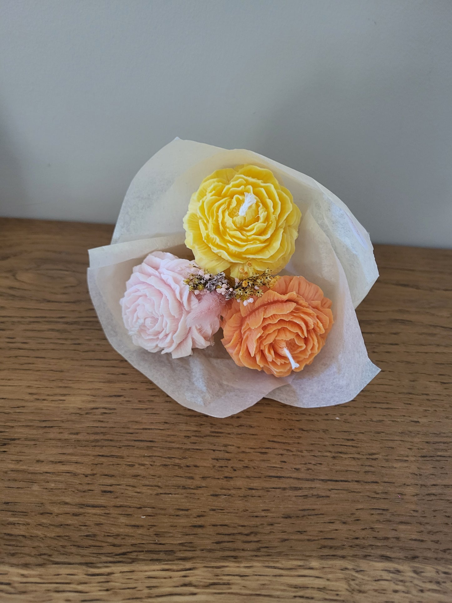 Bouquet de 3 pivoines ouvertes en bougies - taille M (orange-rose-jaune)
