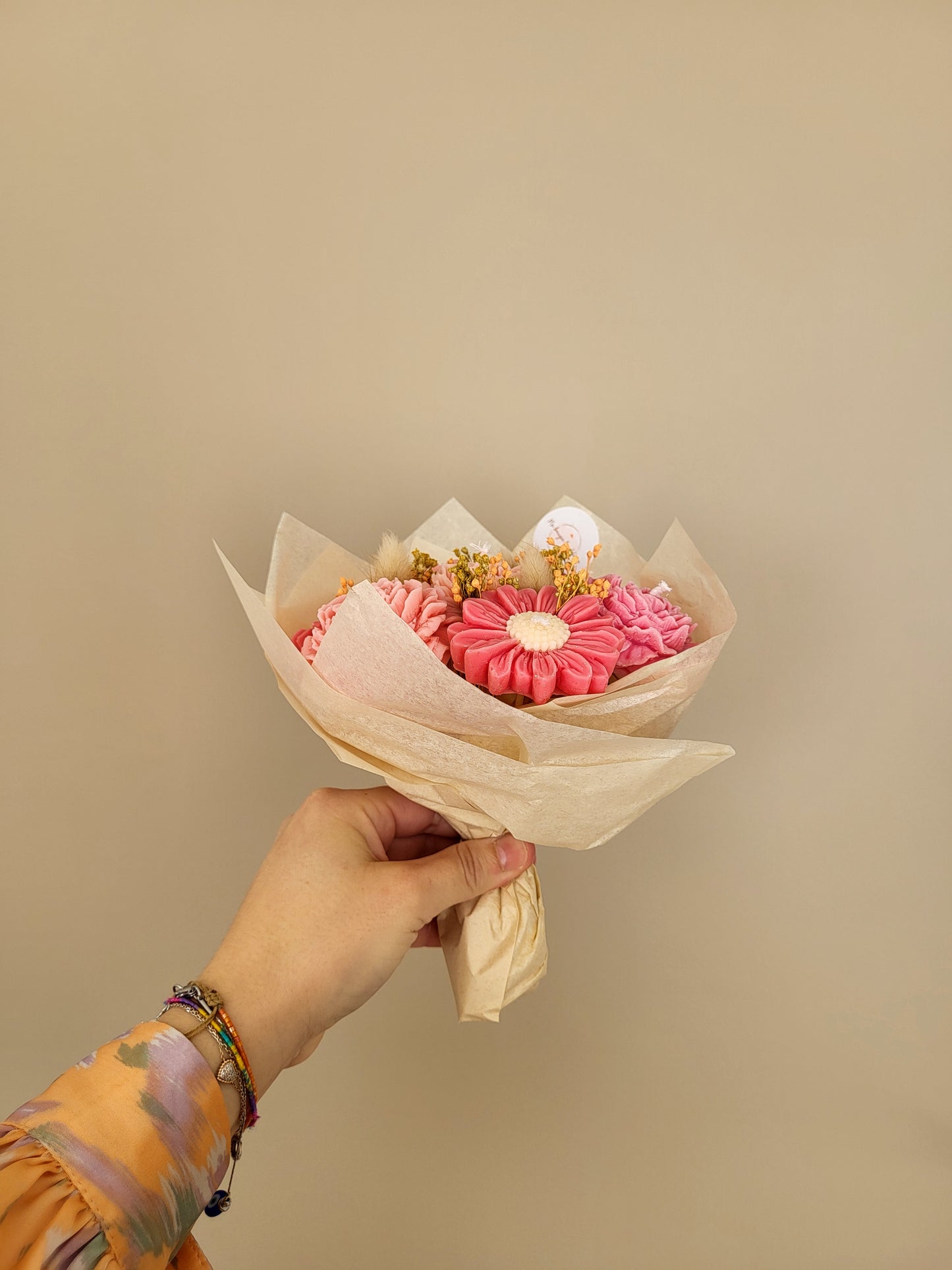 Gros bouquets de fleurs en bougies - mélange de marguerites et de pivoines