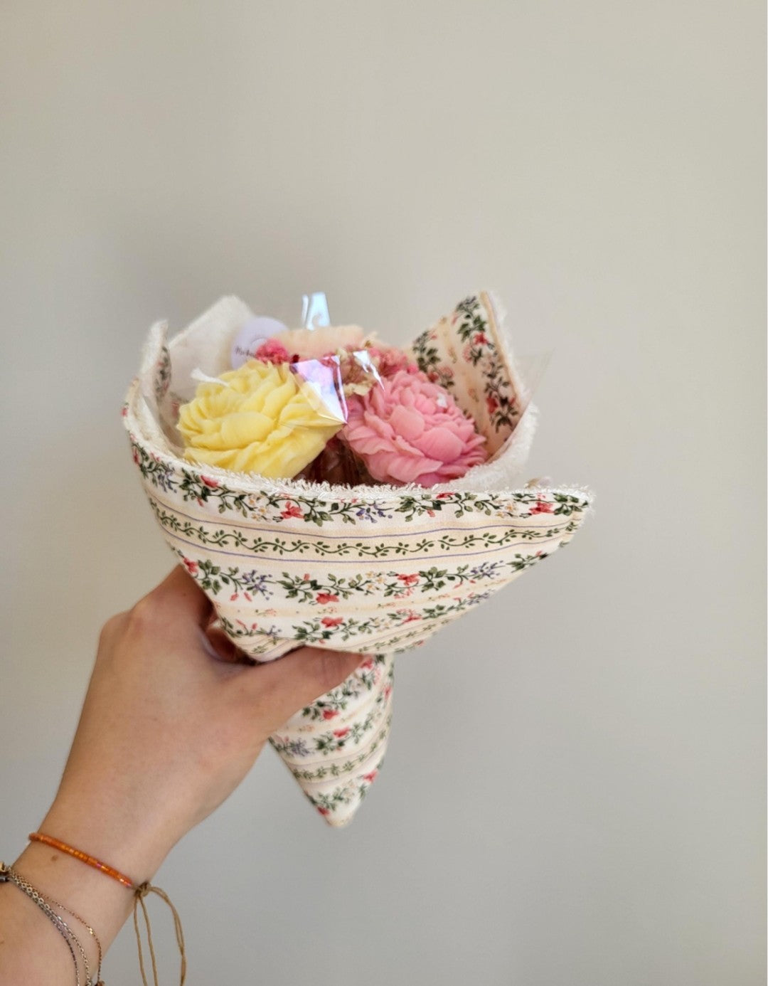 Bouquet de 3 fleurs en bougie et torchon