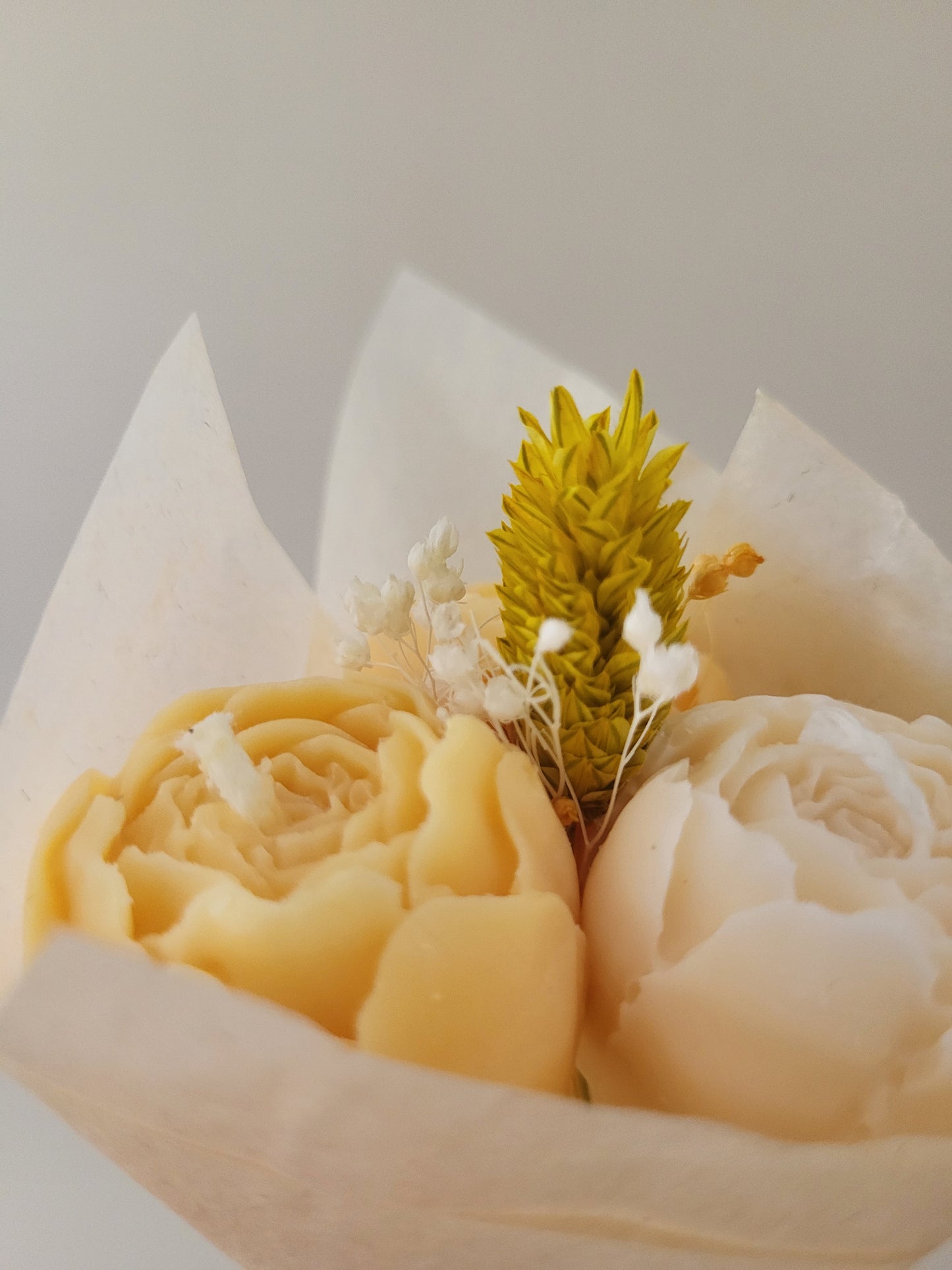 Bouquet de 3 pivoines en bougies - taille S (jaune et blanc)