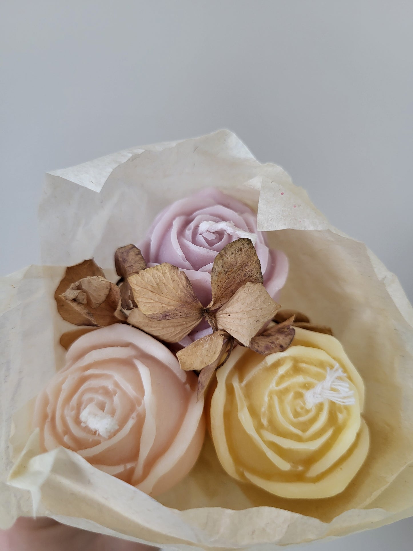 Bouquet de 3 roses en bougies - taille S (parme-rose pâle-jaune)