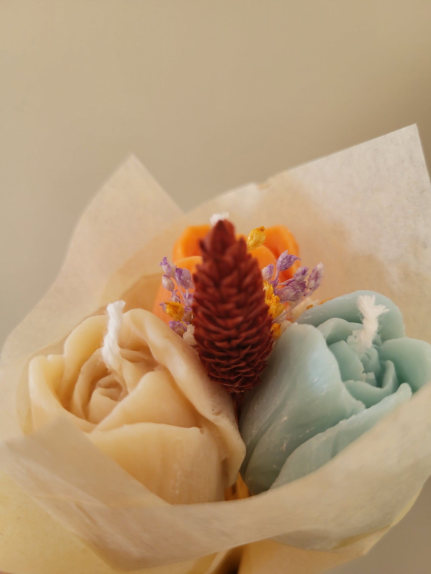 Bouquet de 3 tulipes en bougies - taille S (orange-bleu-beige)
