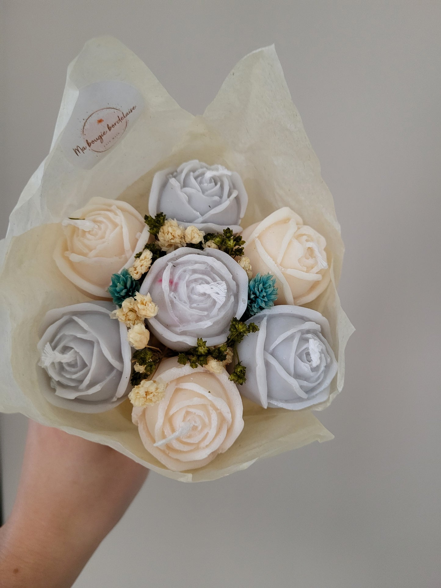 Bouquet de 7 roses en bougies - taille S (gris-blanc)