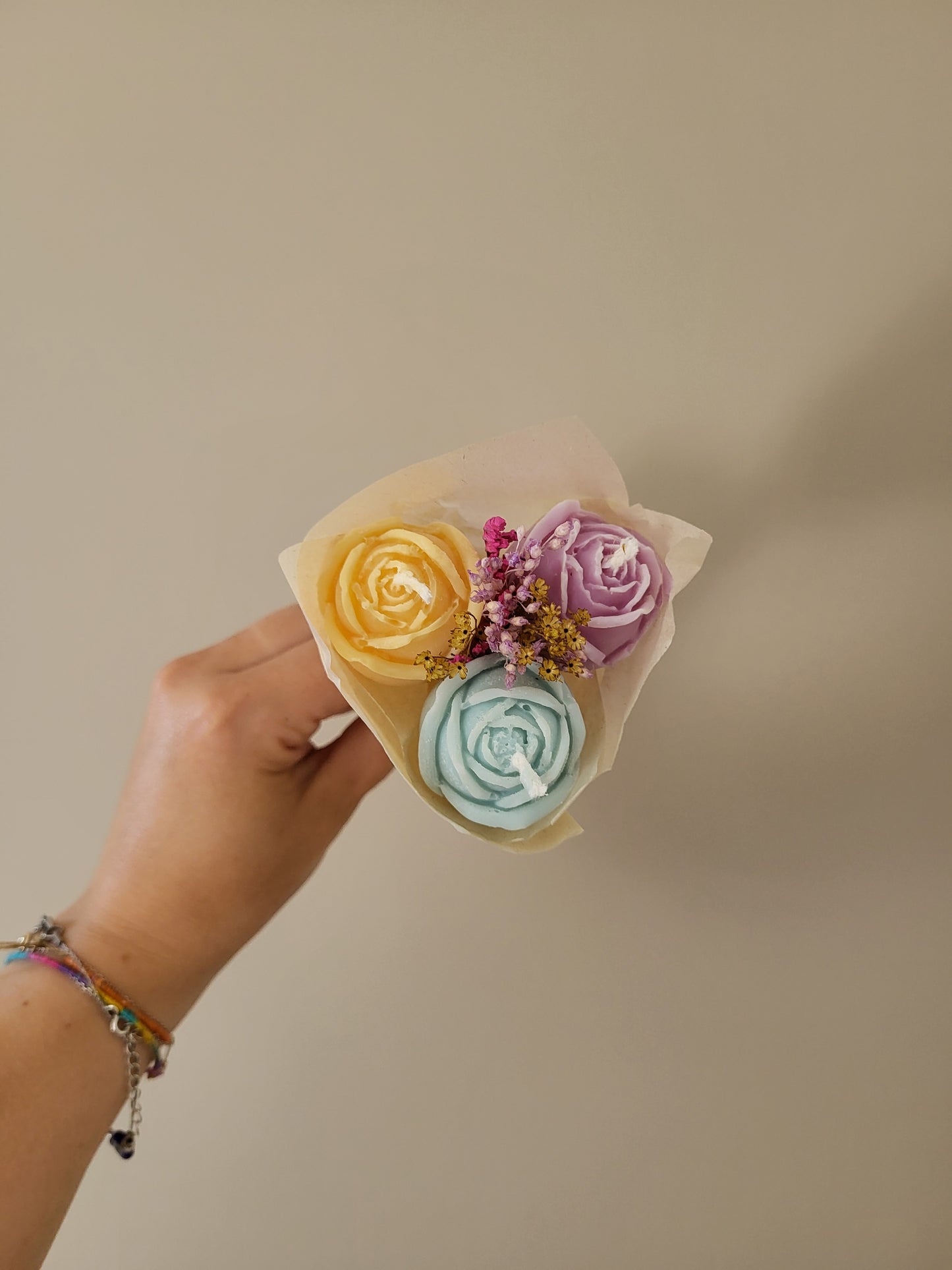 Bouquet de 3 roses en bougies - taille S (jaune-violet-bleu)