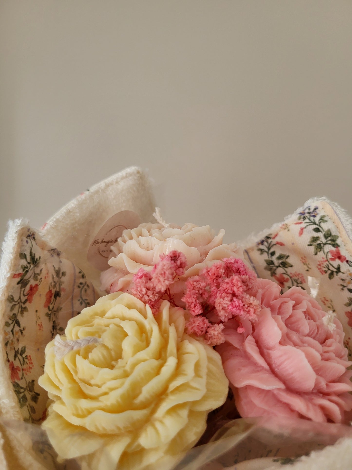Bougie décorative - Bouquet de pivoines et son torchon