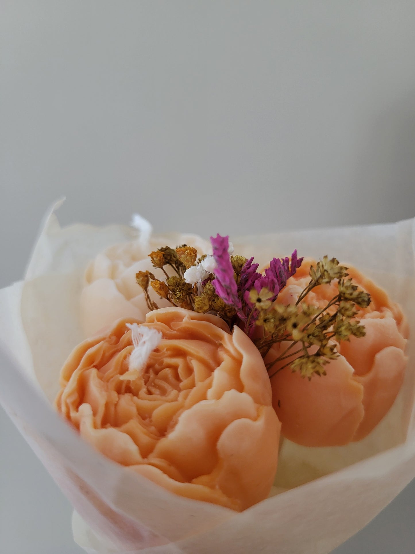 Bouquet de 3 pivoines en bougies - taille S (orange-blanc)