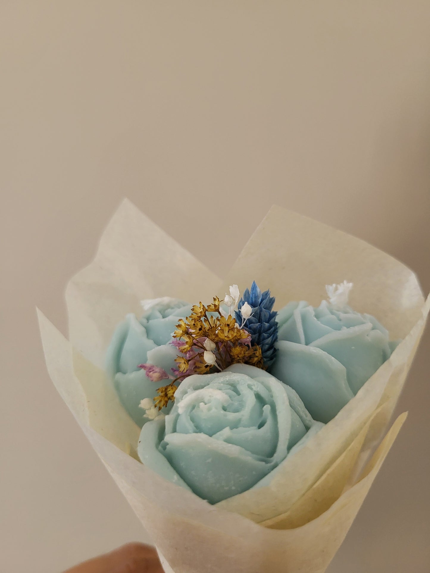 Bouquet de 3 roses en bougies - taille S  (bleu)