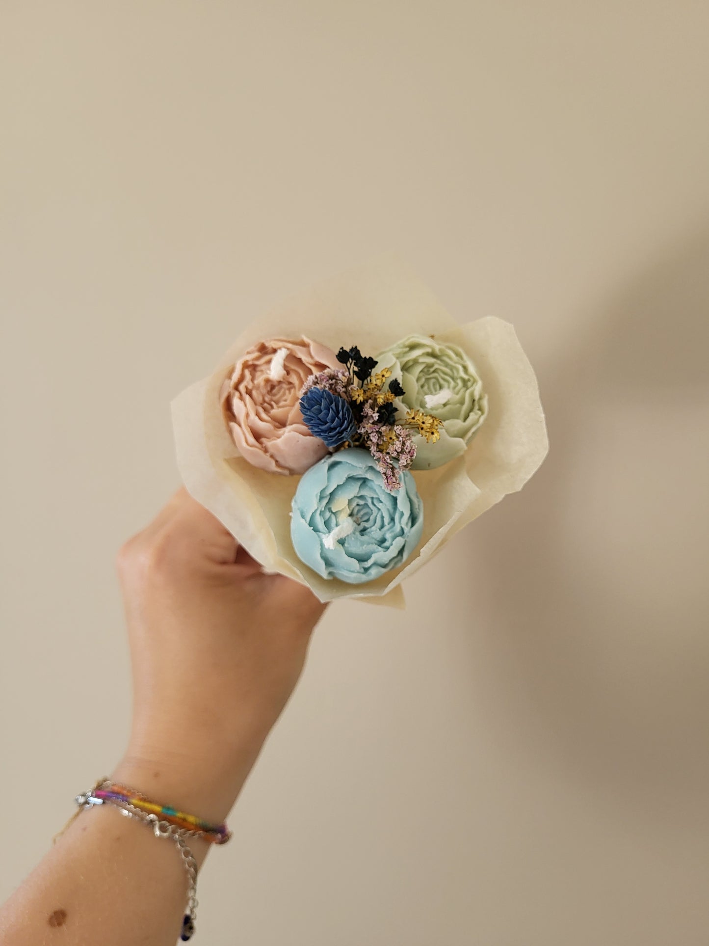 Bouquet de 3 pivoines en bougies - taille S (bleu-vert-marron)