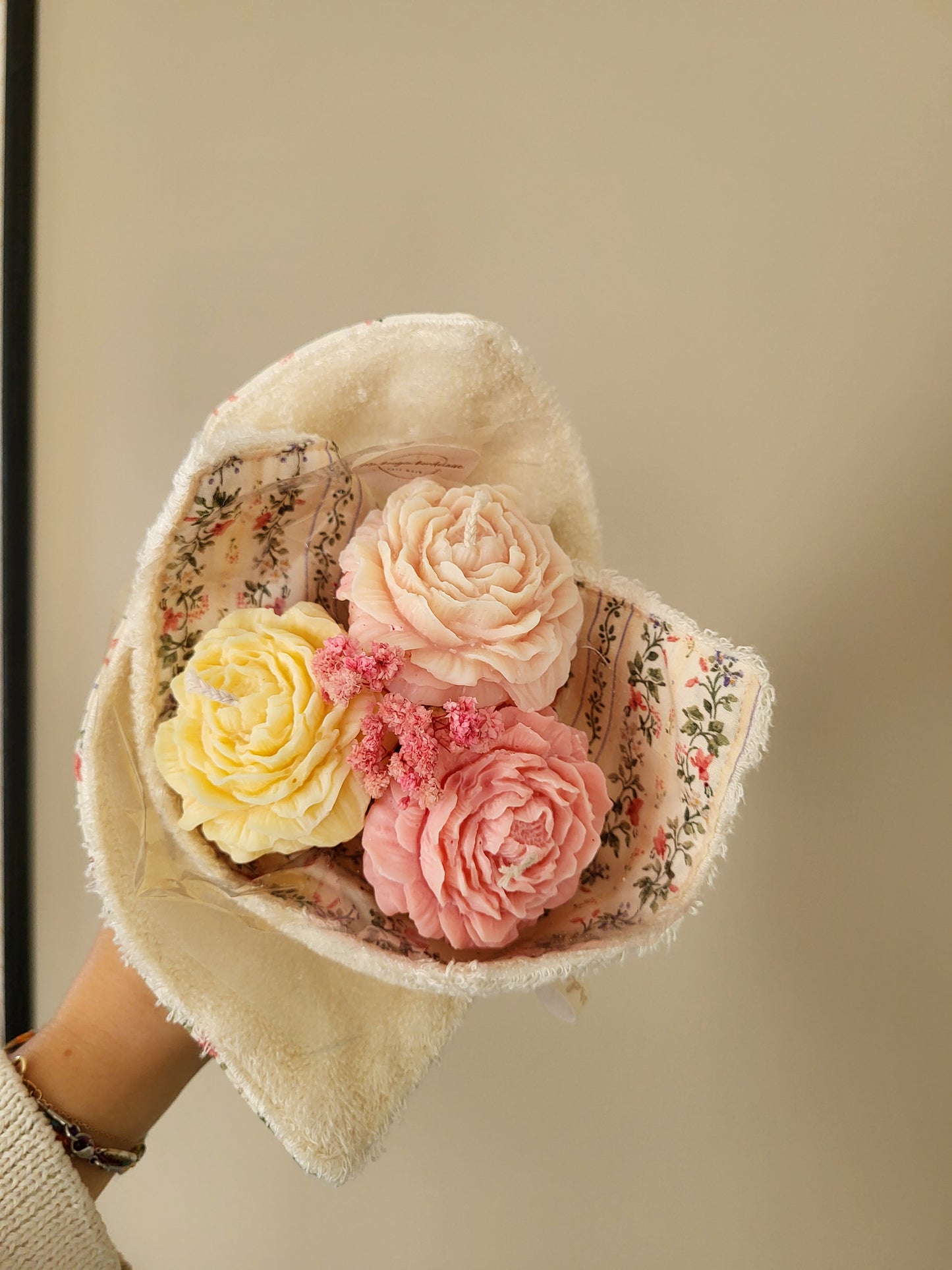 Bougie décorative - Bouquet de pivoines et son torchon