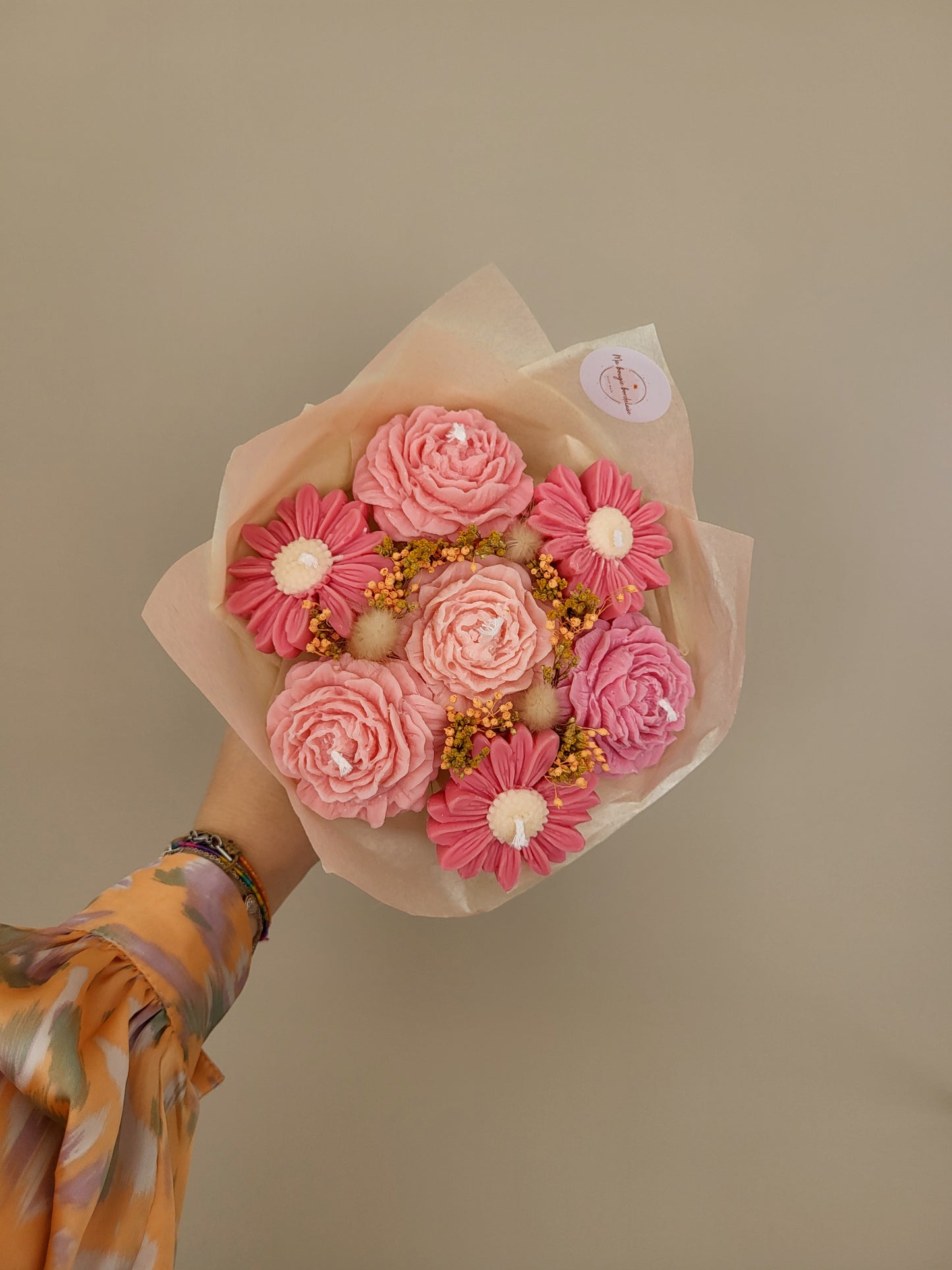 Gros bouquets de fleurs en bougies - mélange de marguerites et de pivoines