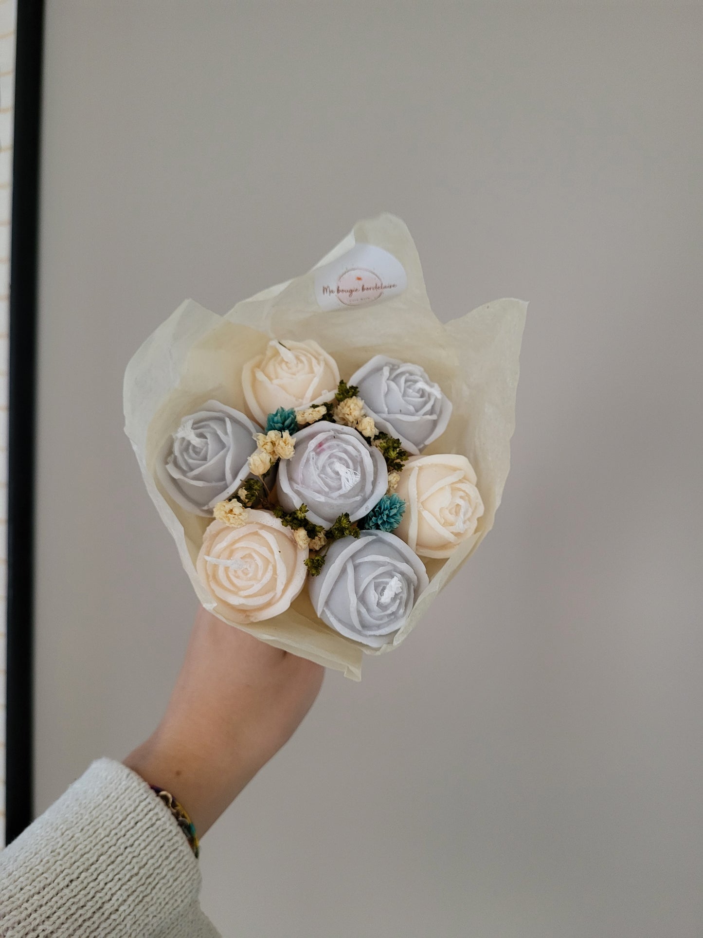 Bouquet de 7 roses en bougies - taille S (gris-blanc)