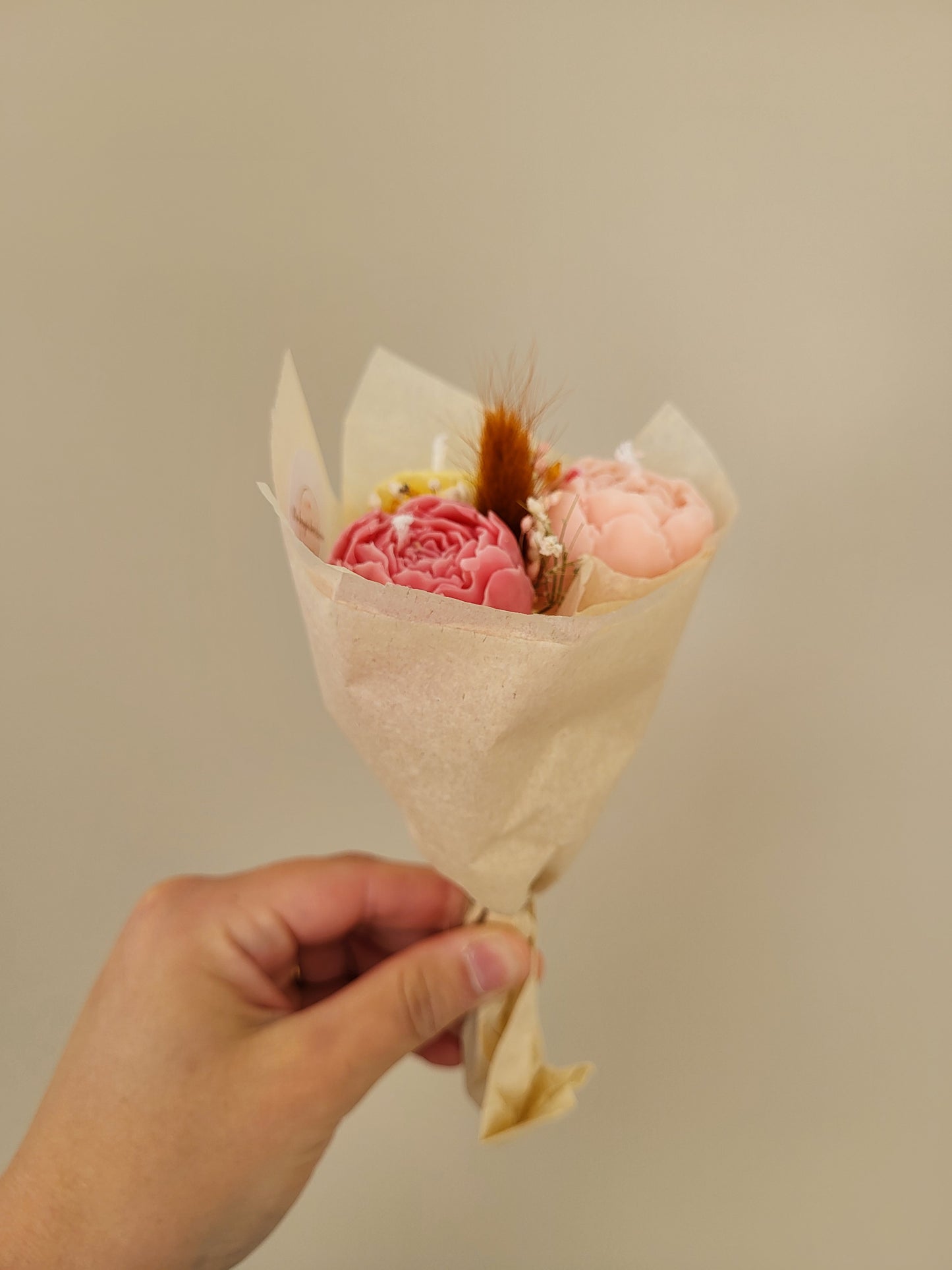 Bouquet de 3 pivoines en bougies - taille S (nuances de rose et jaune)