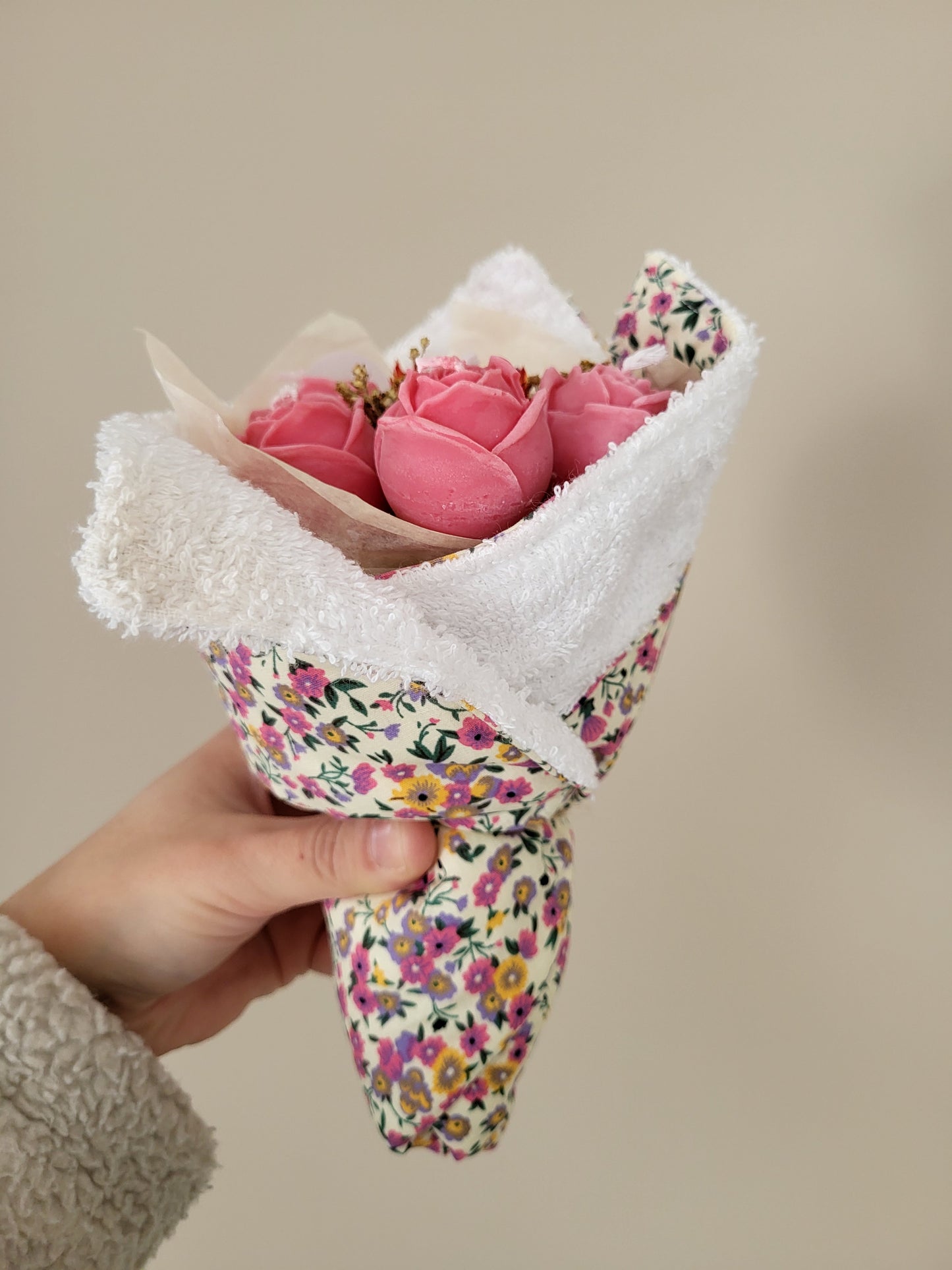 Bouquet de roses rouges & torchon en coton fait main (coffret cadeau)