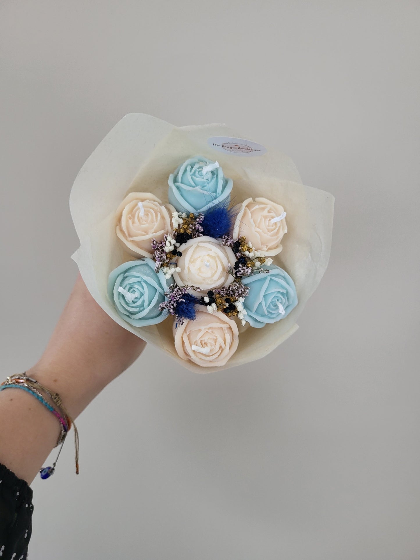 Bouquet de 7 roses en bougies - bleu et blanc