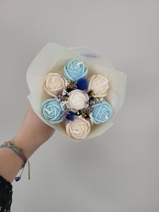 Bouquet de 7 roses en bougies - bleu et blanc