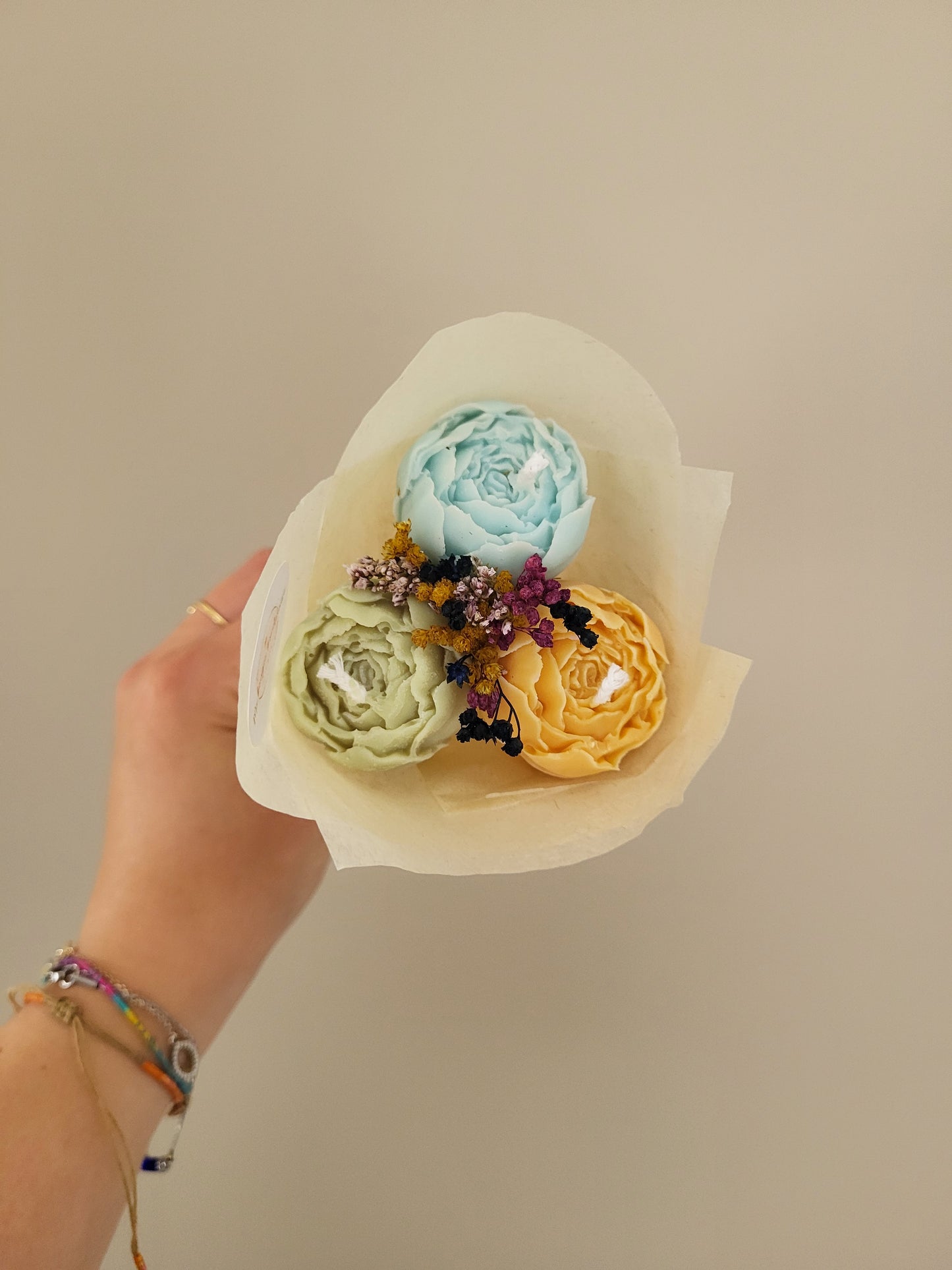 Bouquet de 3 pivoines en bougies - taille S (vert-bleu-jaune)