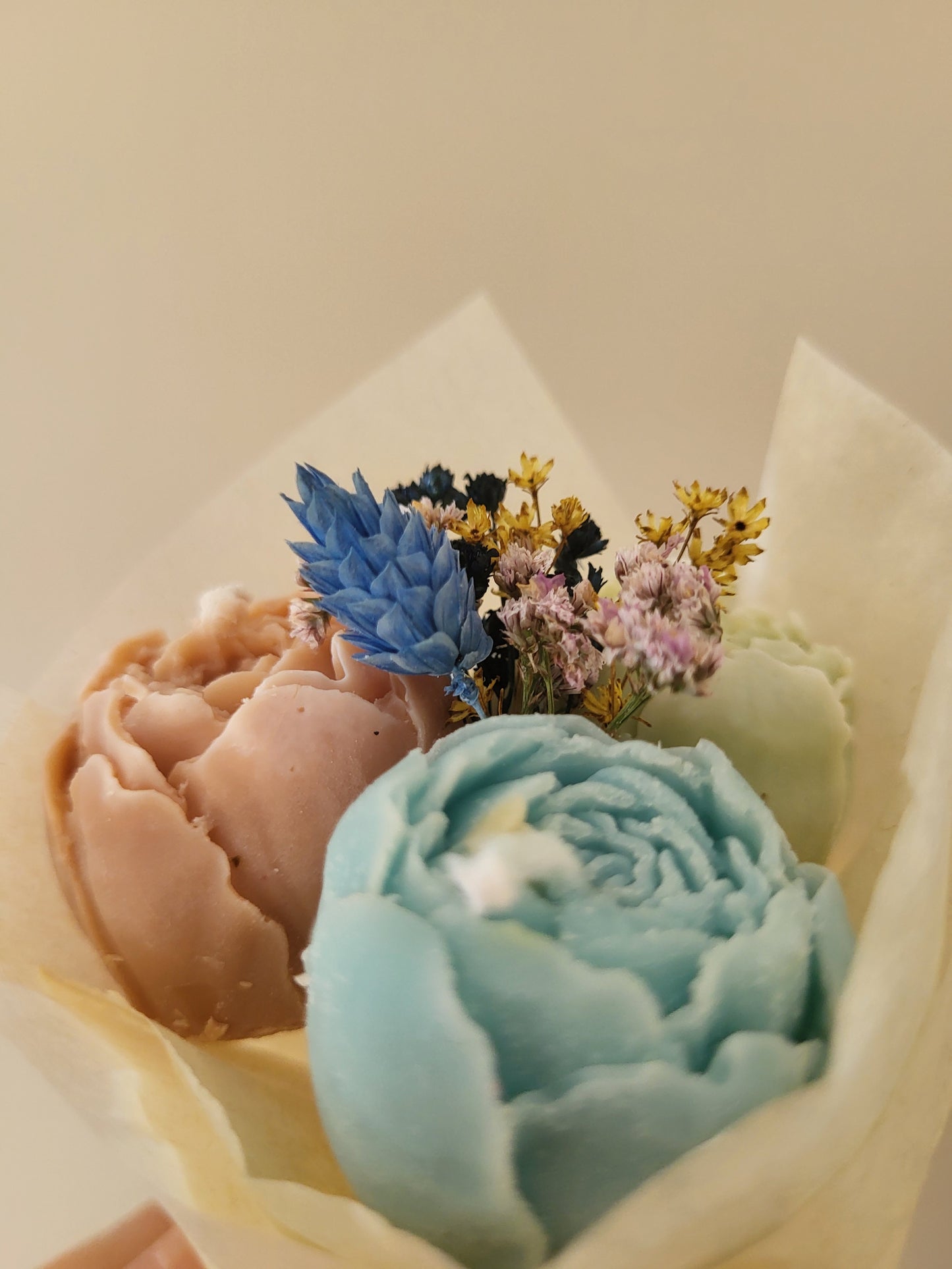 Bouquet de 3 pivoines en bougies - taille S (bleu-vert-marron)