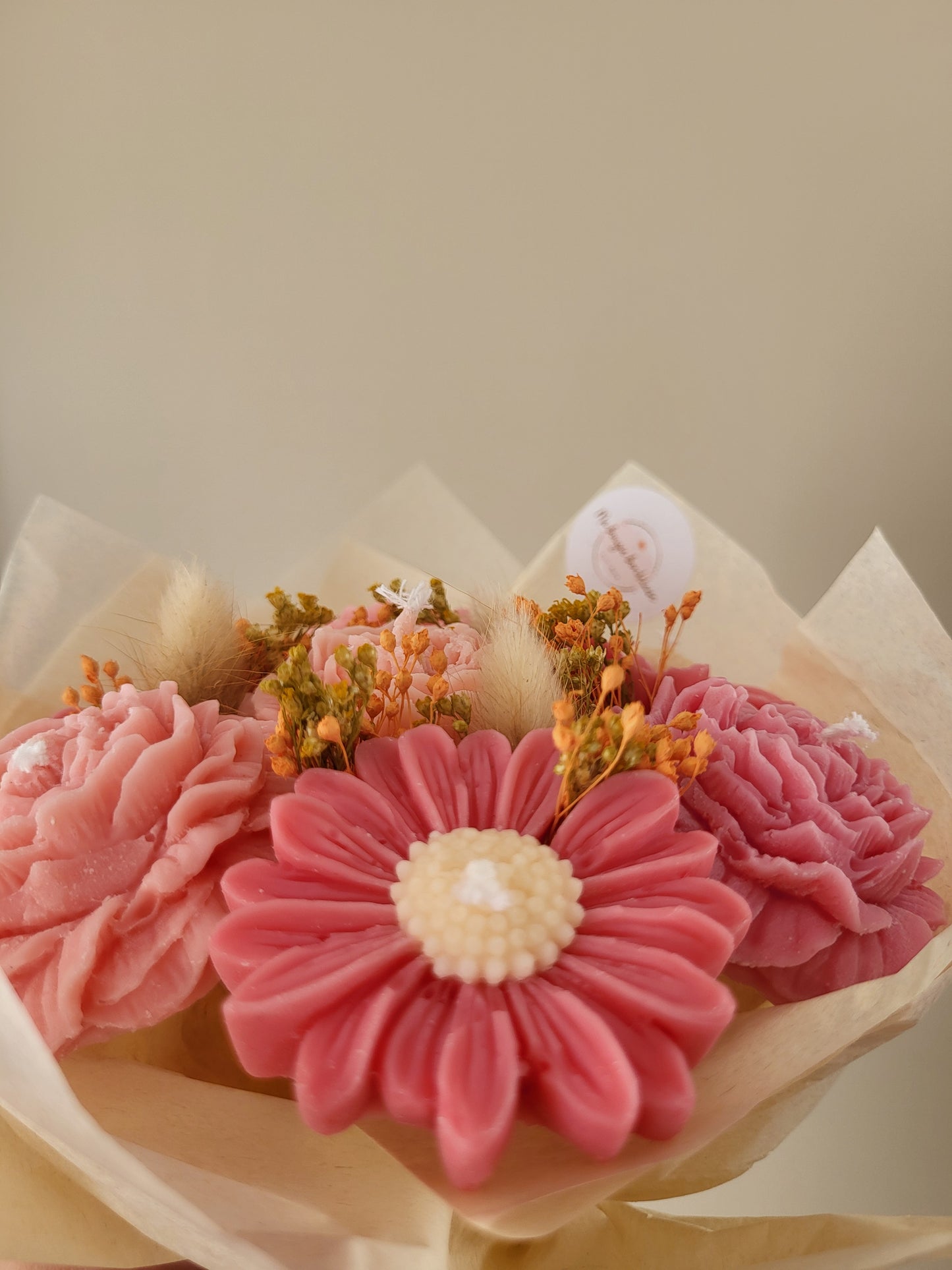 Gros bouquets de fleurs en bougies - mélange de marguerites et de pivoines