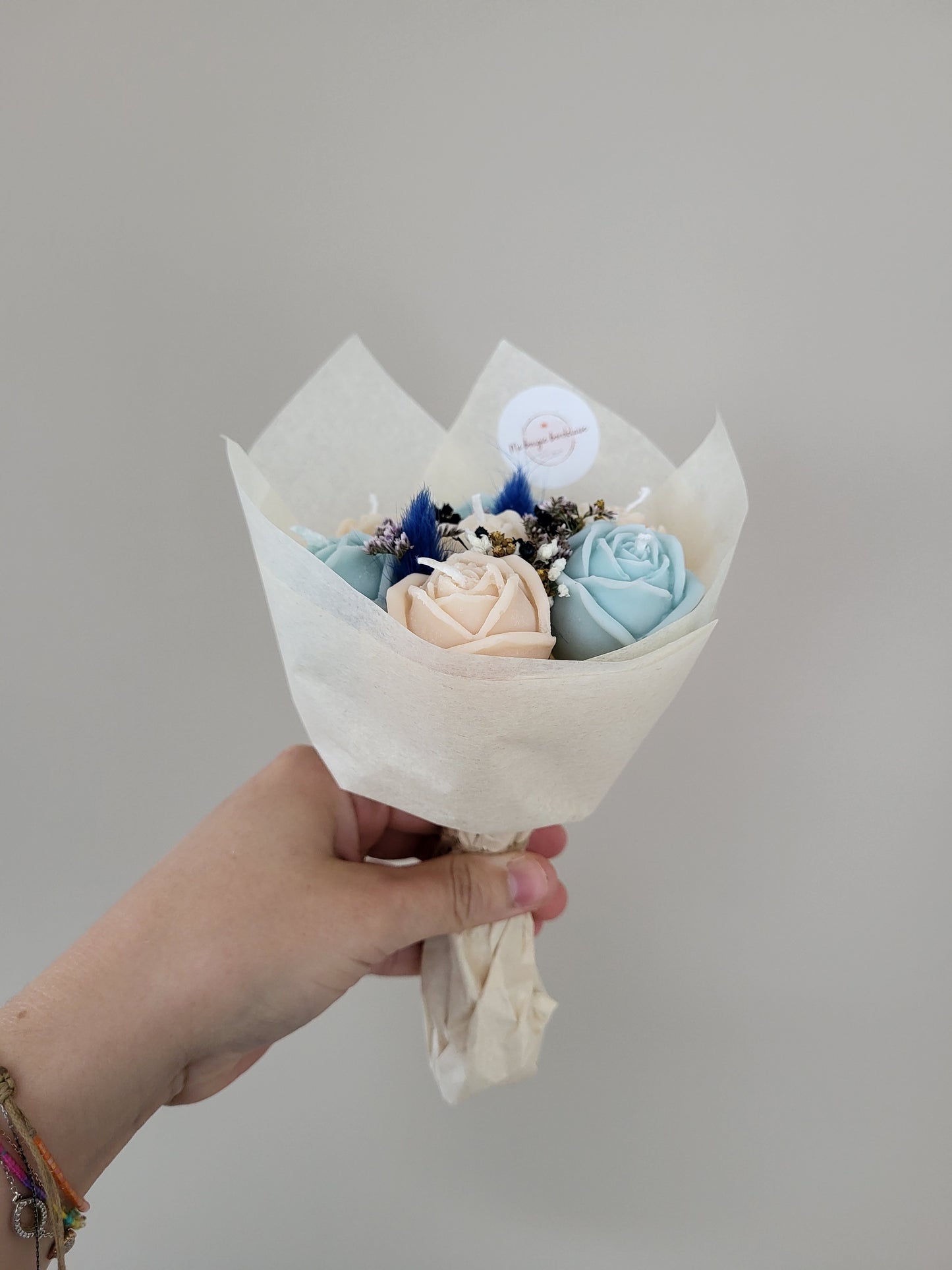 Bouquet de 7 roses en bougies - bleu et blanc
