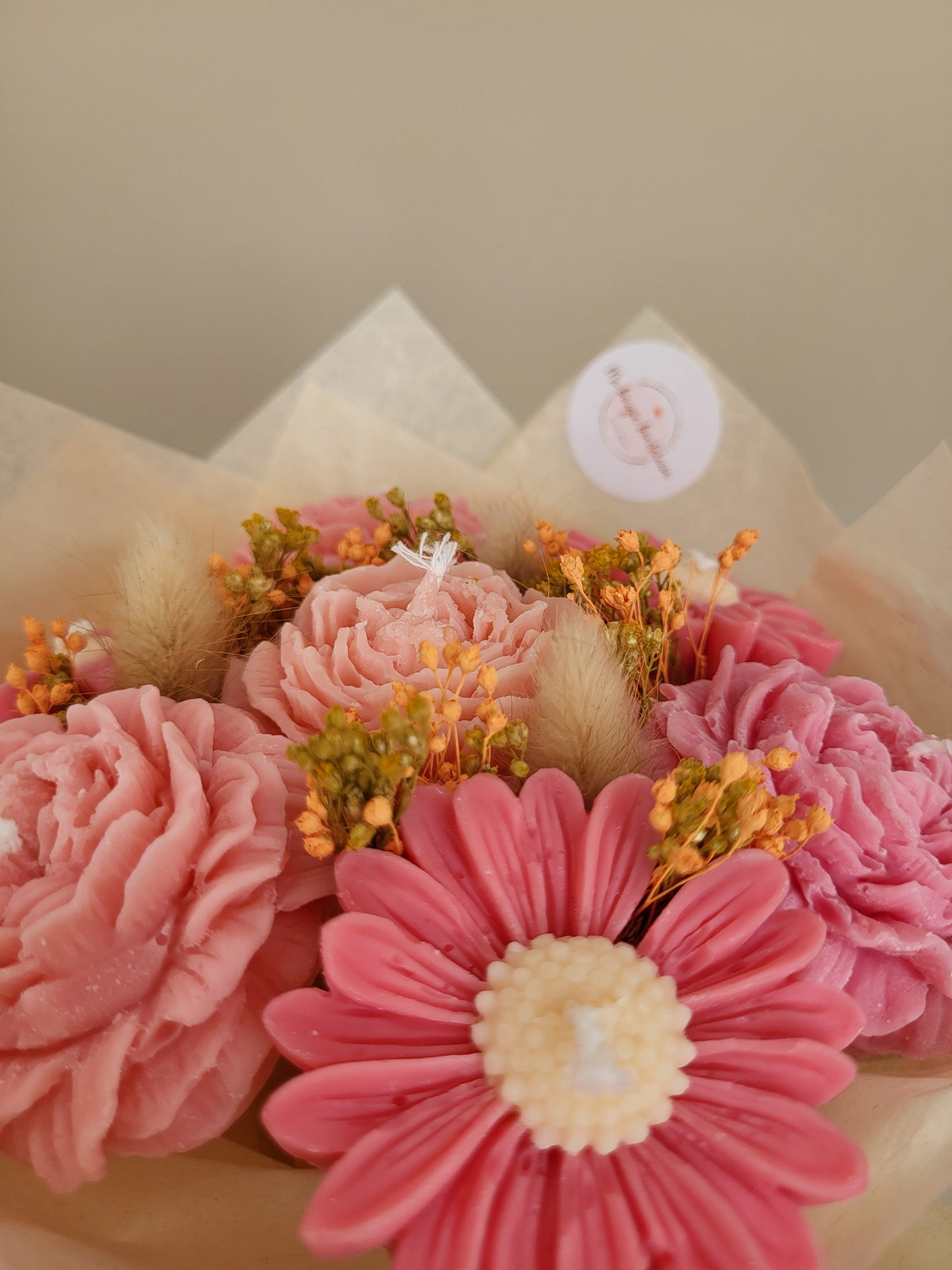 Gros bouquets de fleurs en bougies - mélange de marguerites et de pivoines