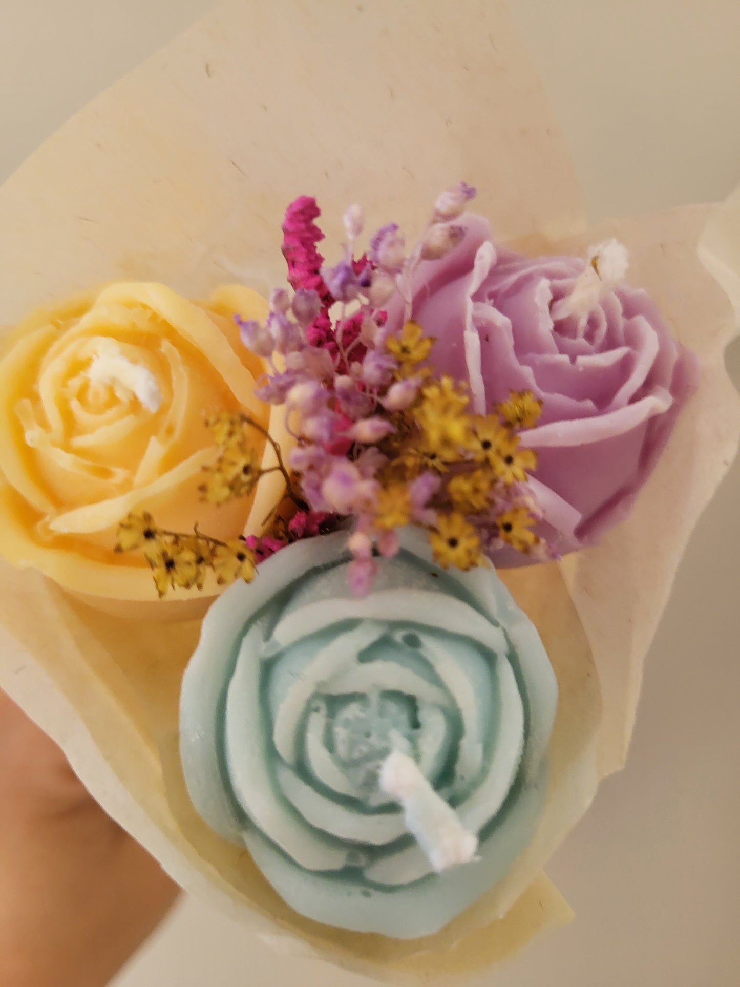 Bouquet de 3 roses en bougies - taille S (jaune-violet-bleu)