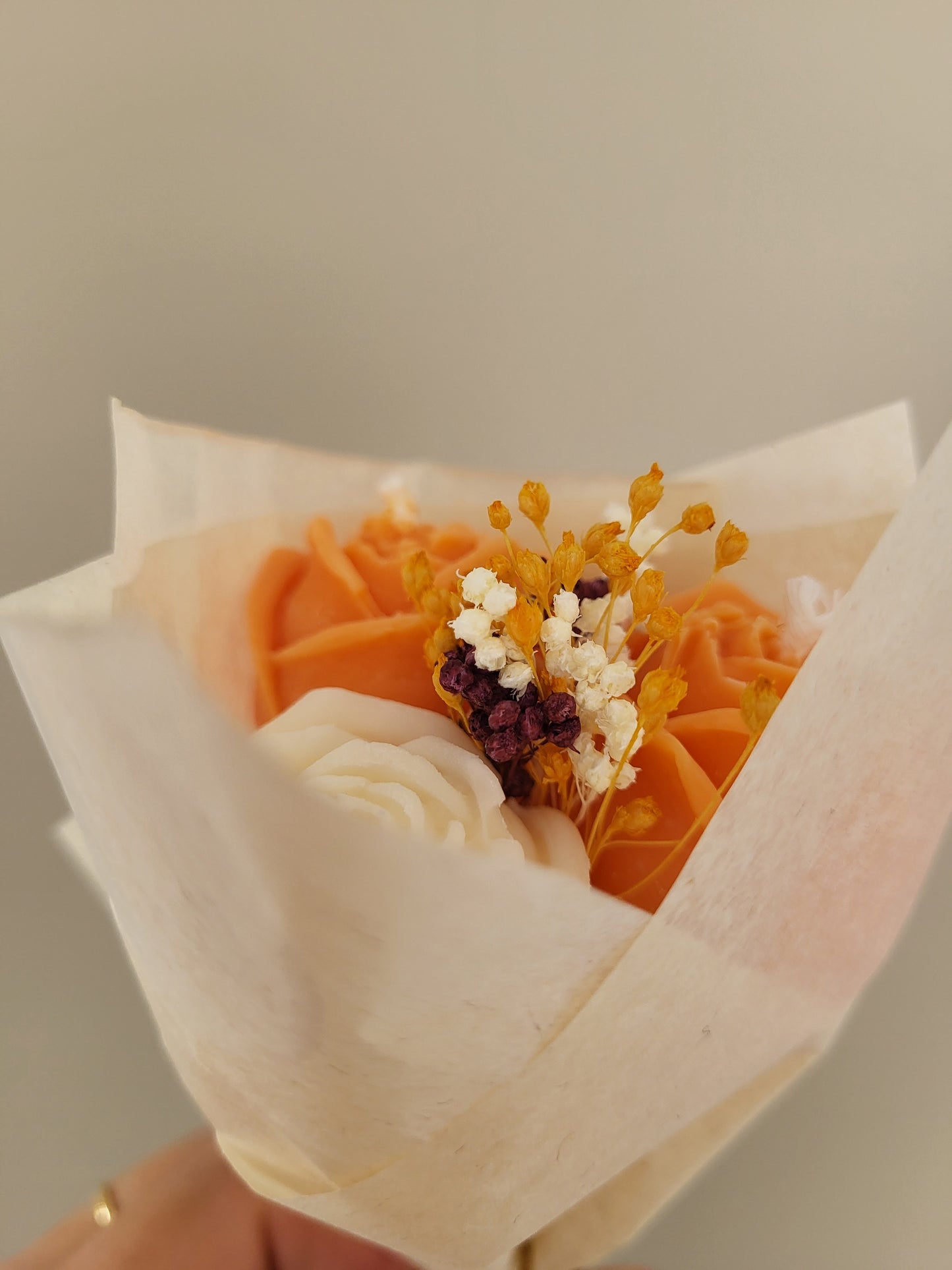 Bouquet de 3 roses en bougies - taille S (orange-blanc)