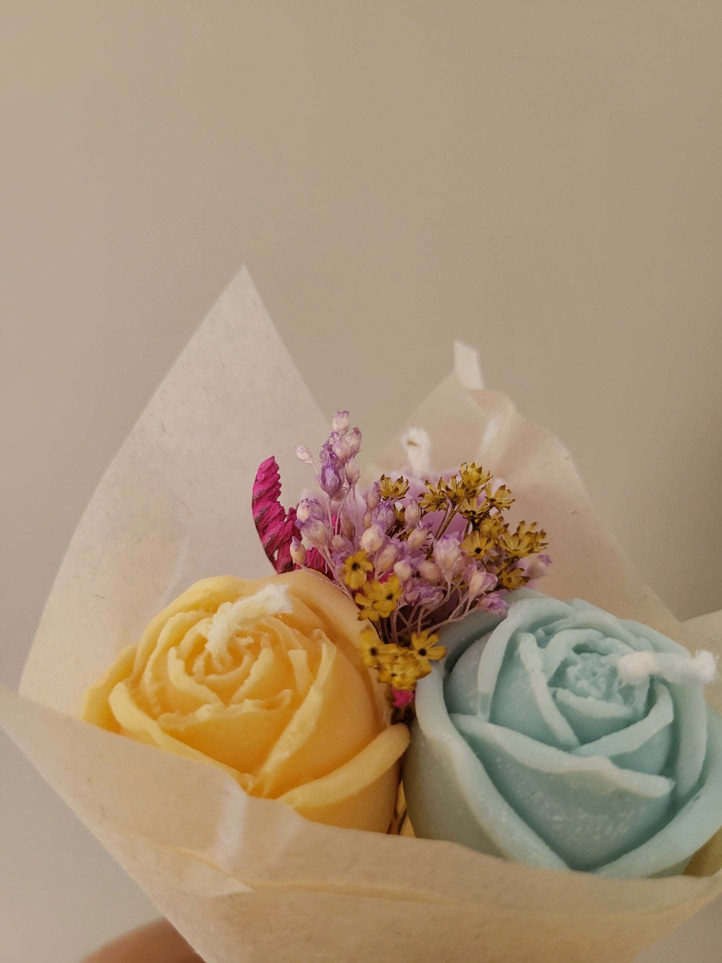 Bouquet de 3 roses en bougies - taille S (jaune-violet-bleu)