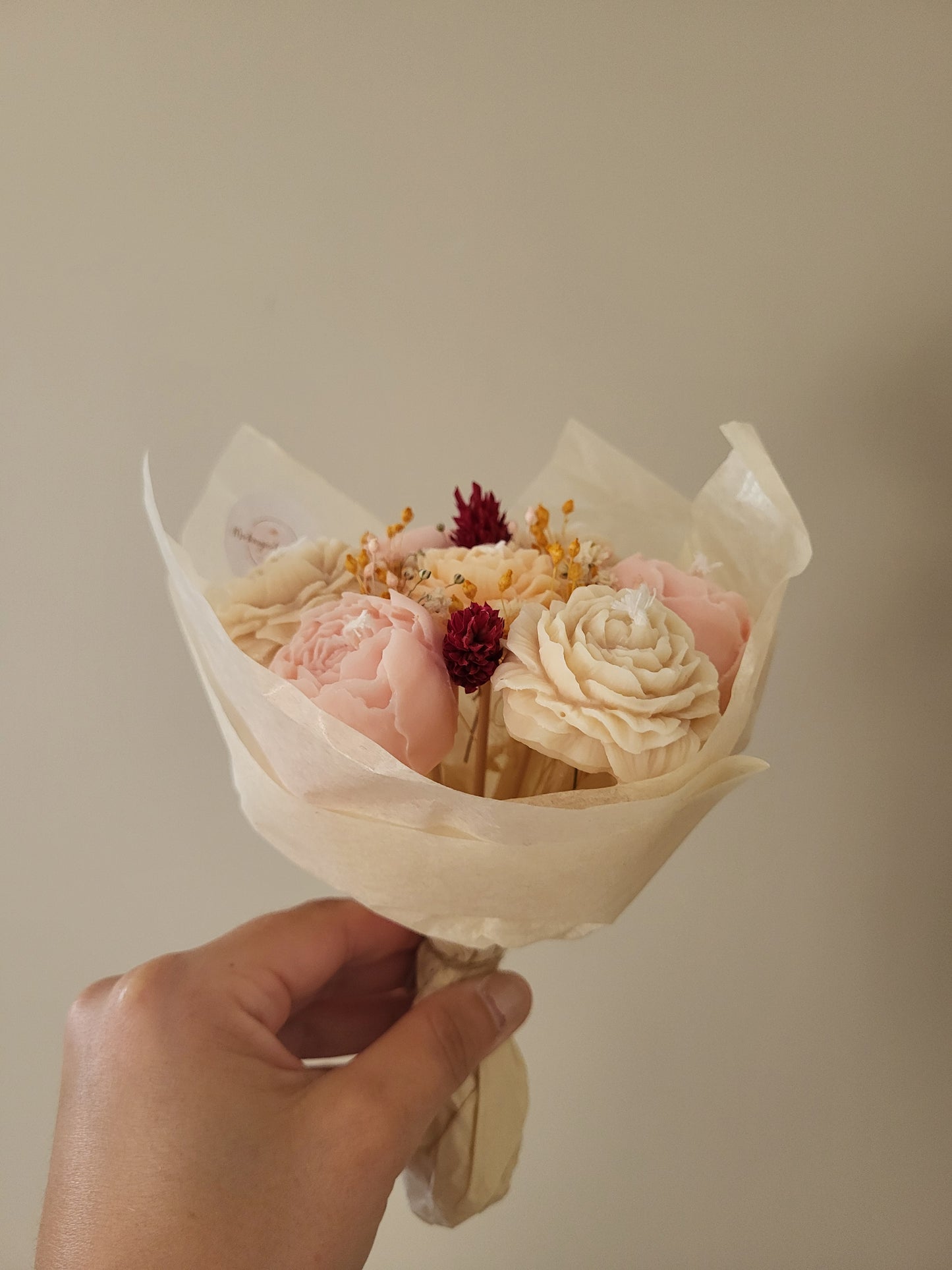 Bouquet de 7 pivoines en bougies (beige, rose pâle, saumon)