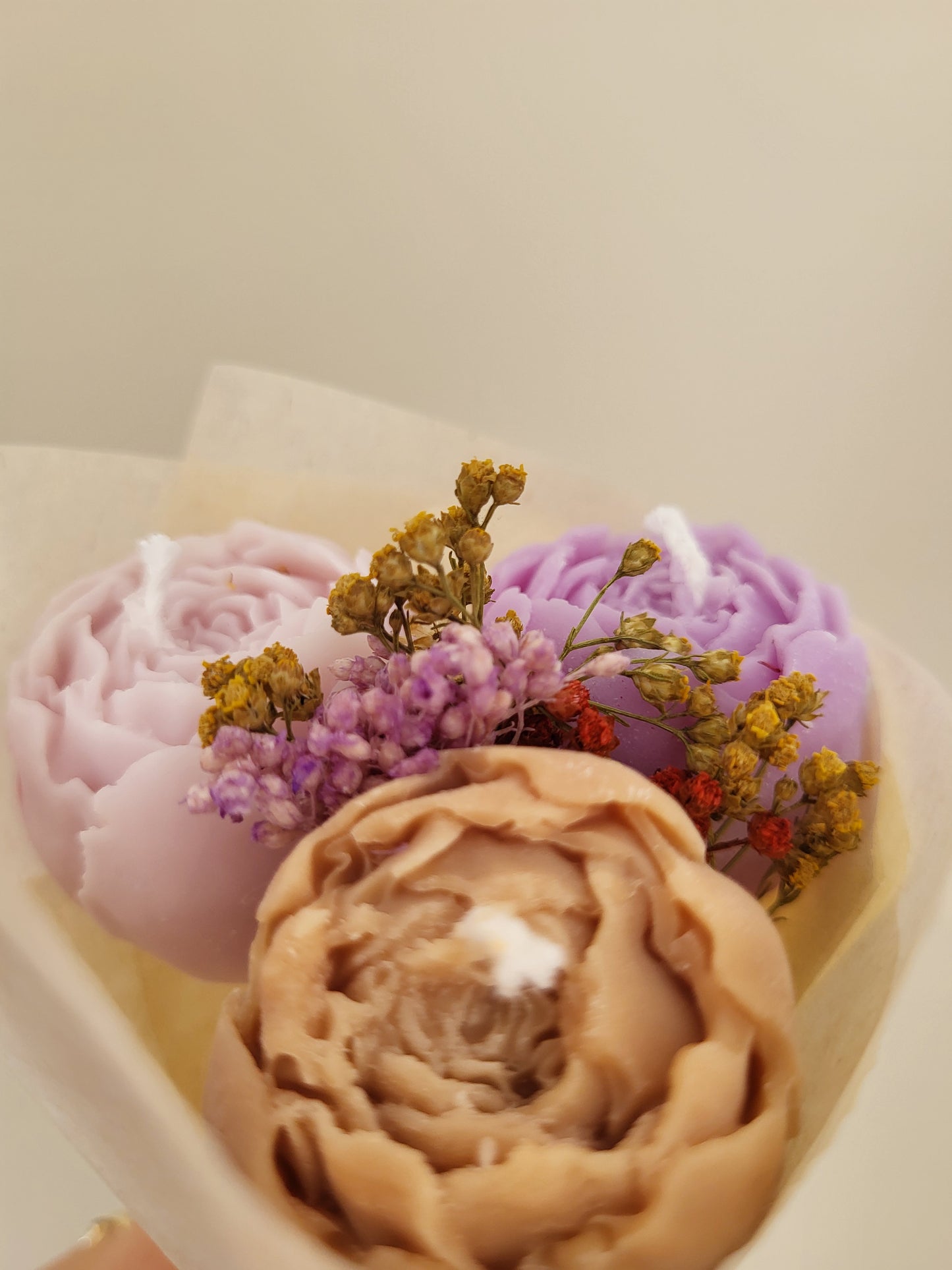 Bouquet de 3 pivoines en bougies - taille S (nuances de violet-marron)