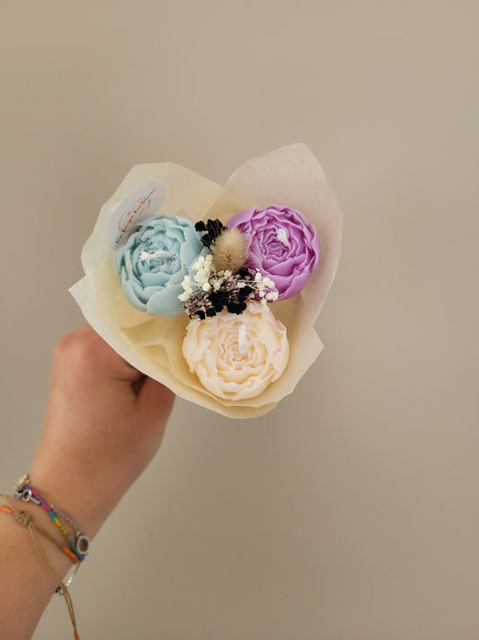 Bouquet de 3 pivoines en bougies - taille S (bleu-blanc-violet)