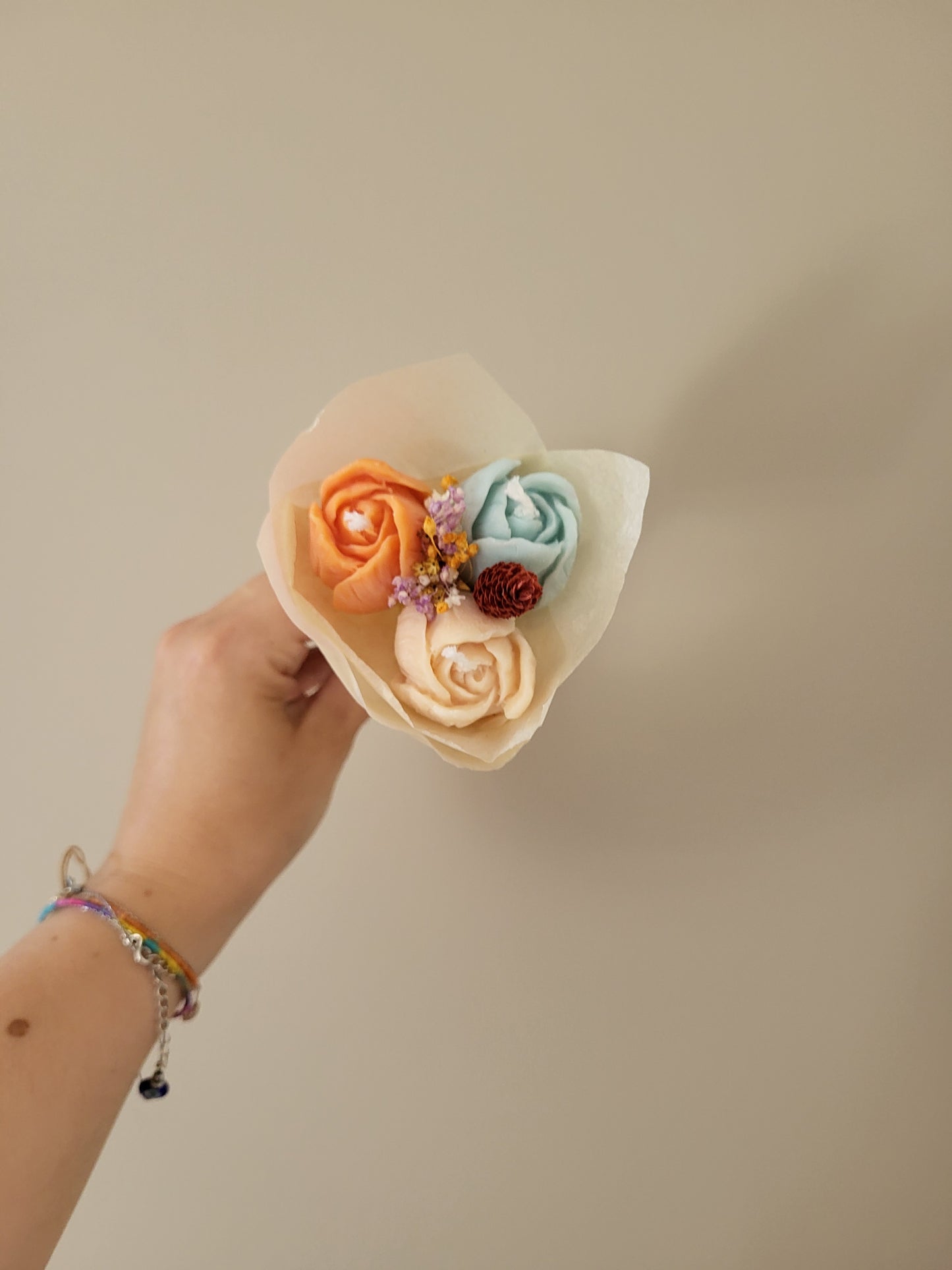 Bouquet de 3 tulipes en bougies - taille S (orange-bleu-beige)