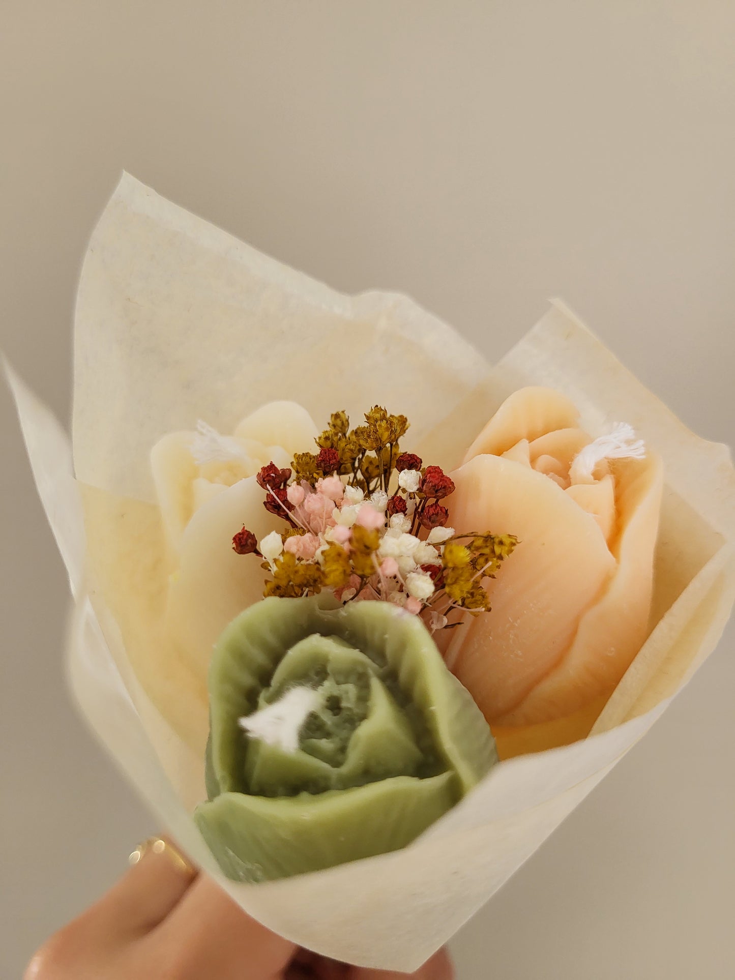 Bouquet de 3 tulipes en bougies - taille S (vert-saumon-blanc)