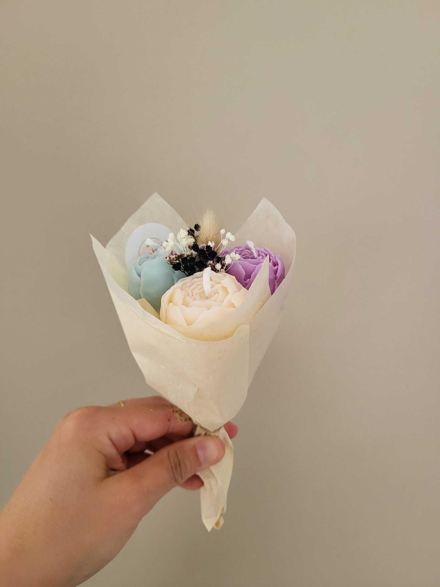 Bouquet de 3 pivoines en bougies - taille S (bleu-blanc-violet)
