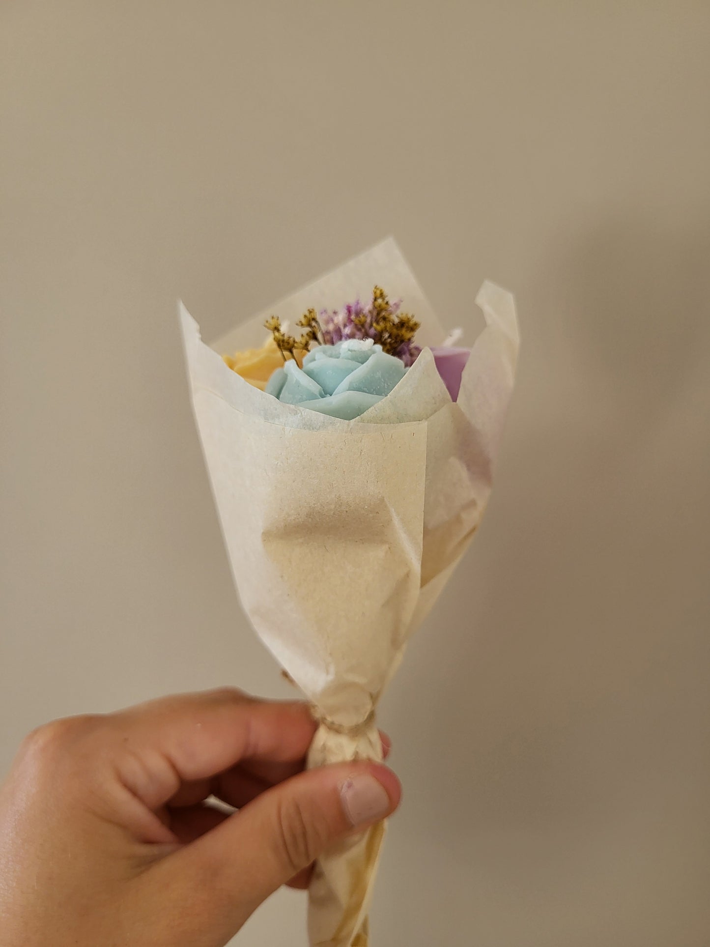 Bouquet de 3 roses en bougies - taille S (jaune-violet-bleu)