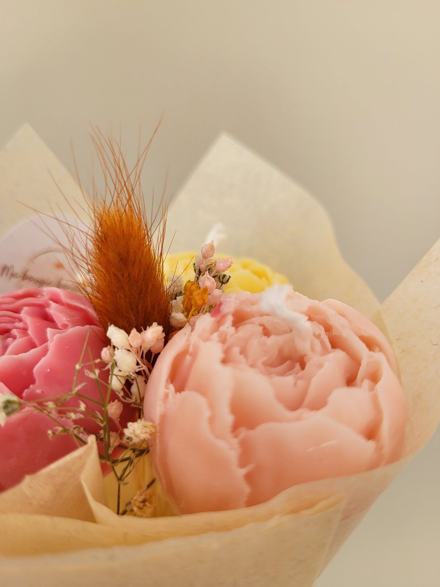 Bouquet de 3 pivoines en bougies - taille S (nuances de rose et jaune)