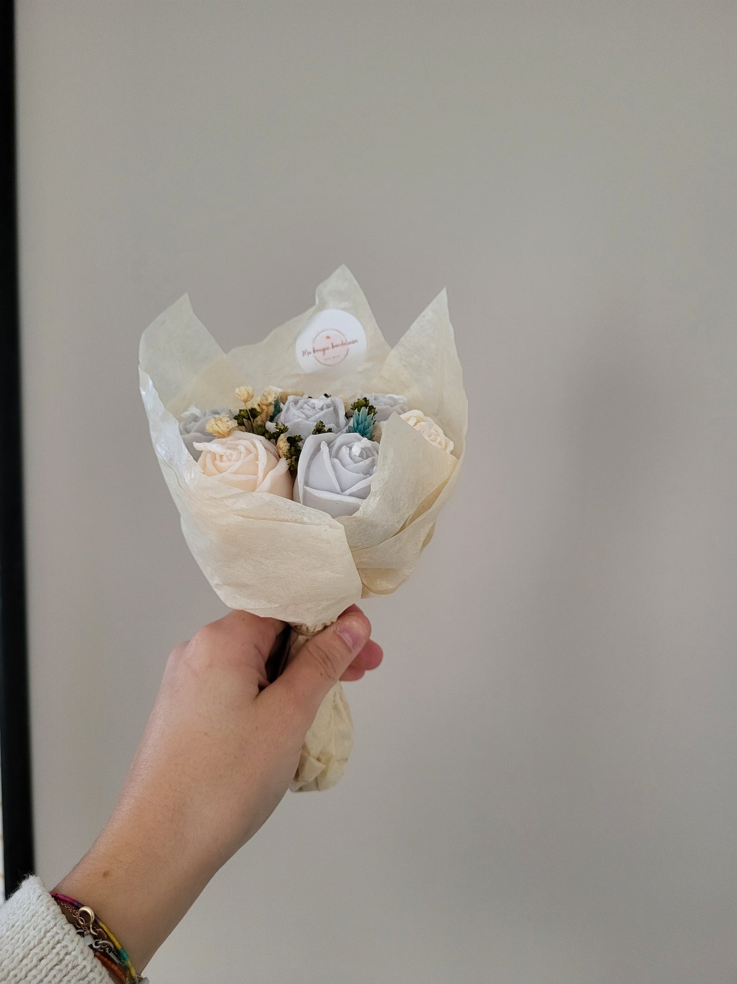 Bouquet de 7 roses en bougies - taille S (gris-blanc)