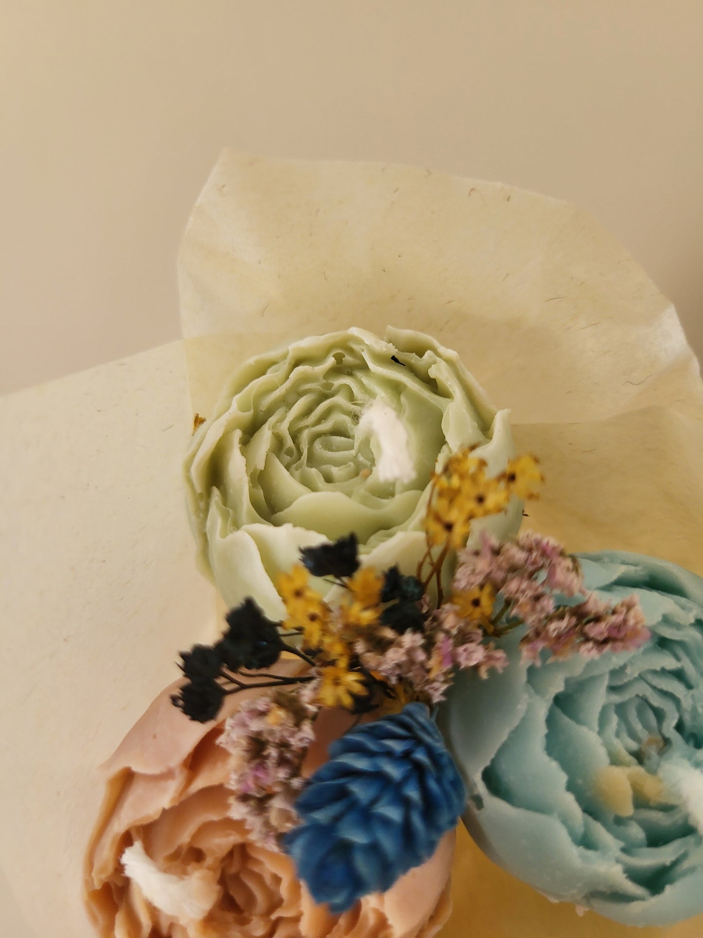 Bouquet de 3 pivoines en bougies - taille S (bleu-vert-marron)