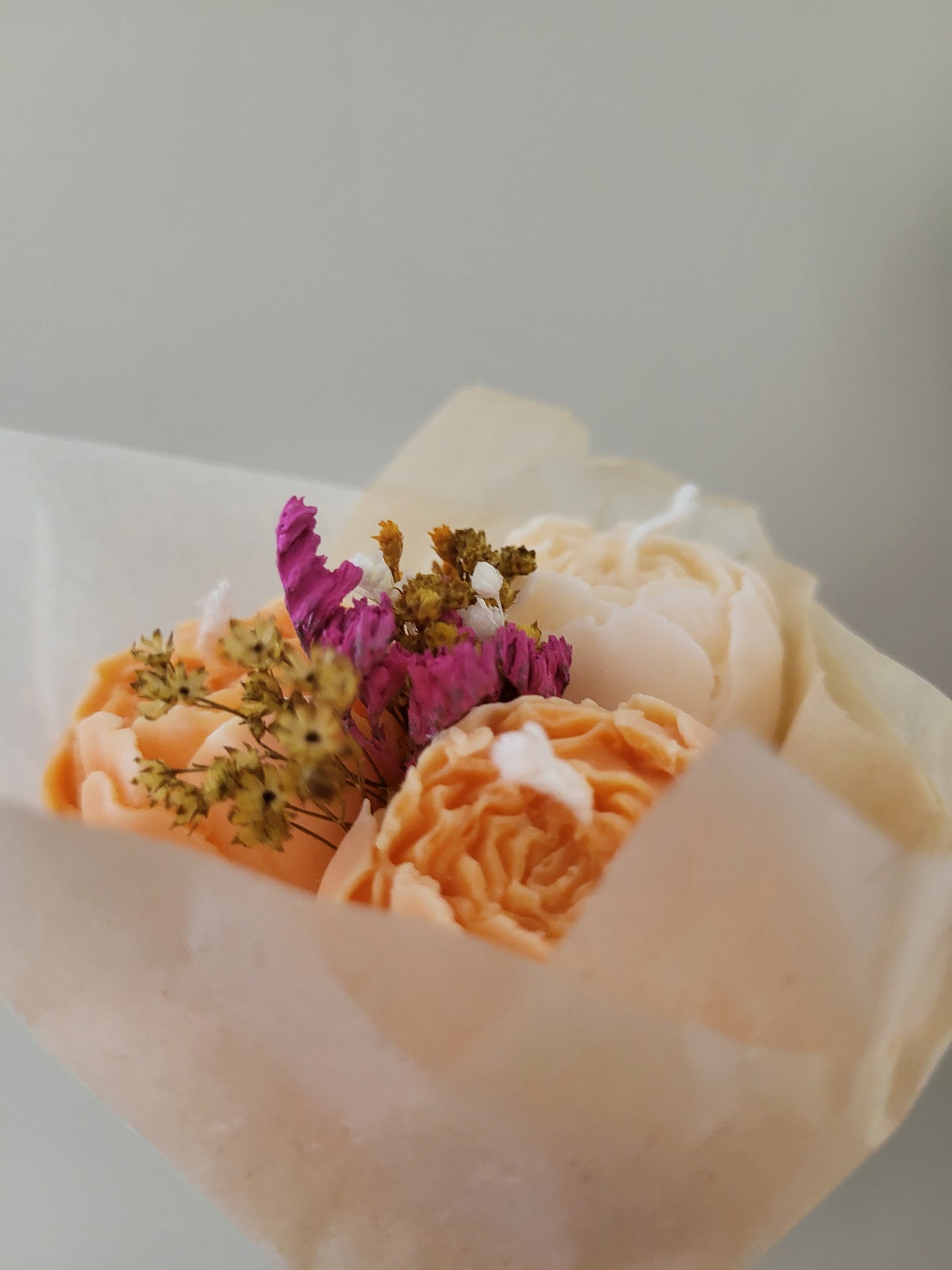 Bouquet de 3 pivoines en bougies - taille S (orange-blanc)